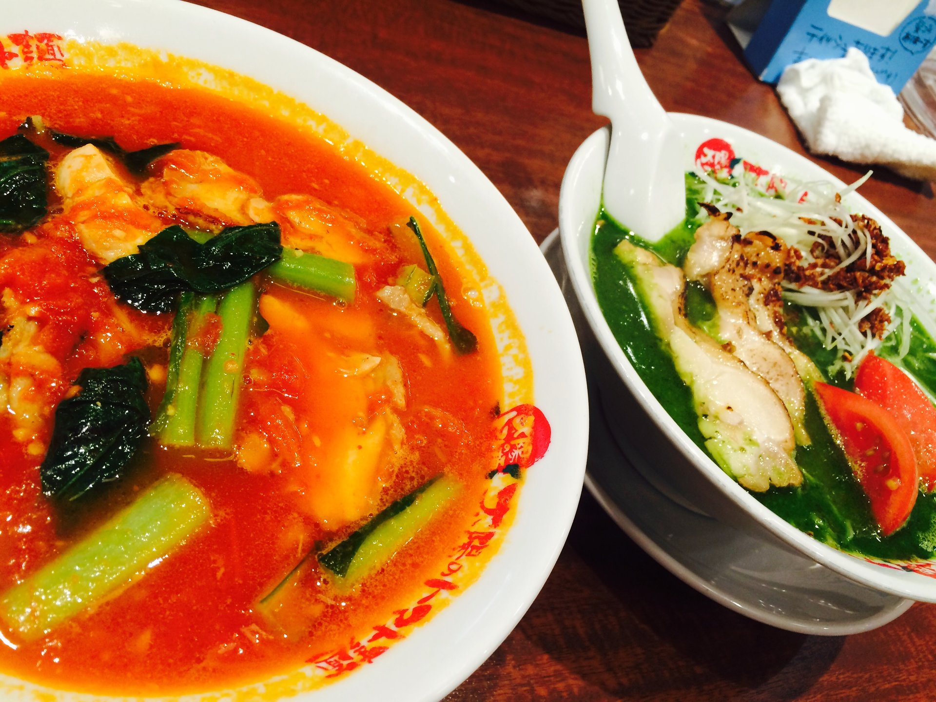 ラーメンのスープの色にびっくり！！新宿の『太陽のトマト麺』を見て驚いちゃダメよ？！