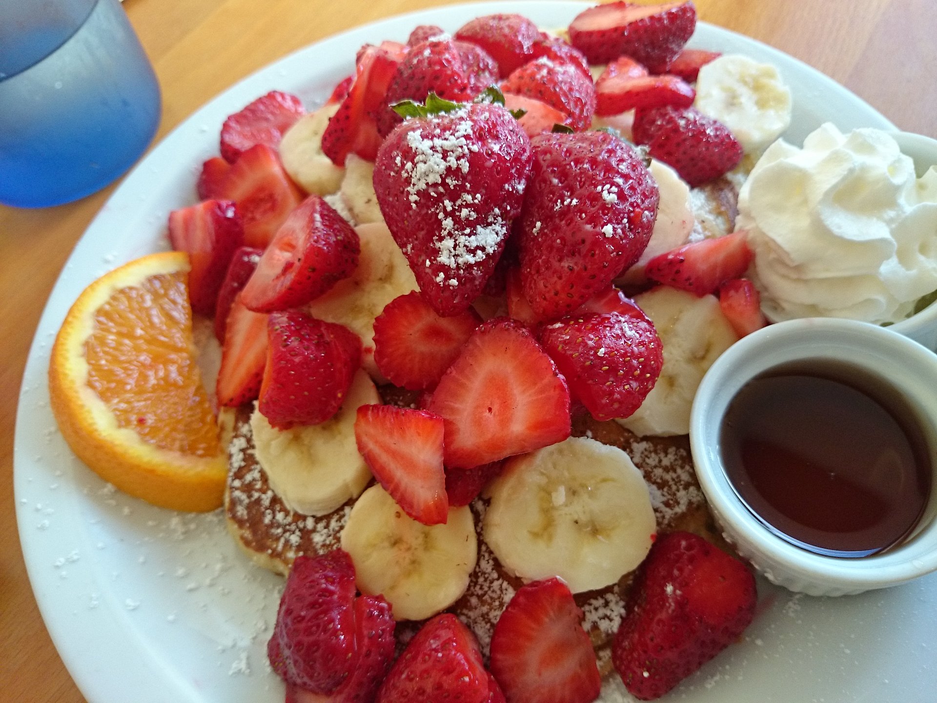 ハワイの大人気パンケーキならカフェカイラ。フルーツたっぷりワッフルも！朝食やランチに