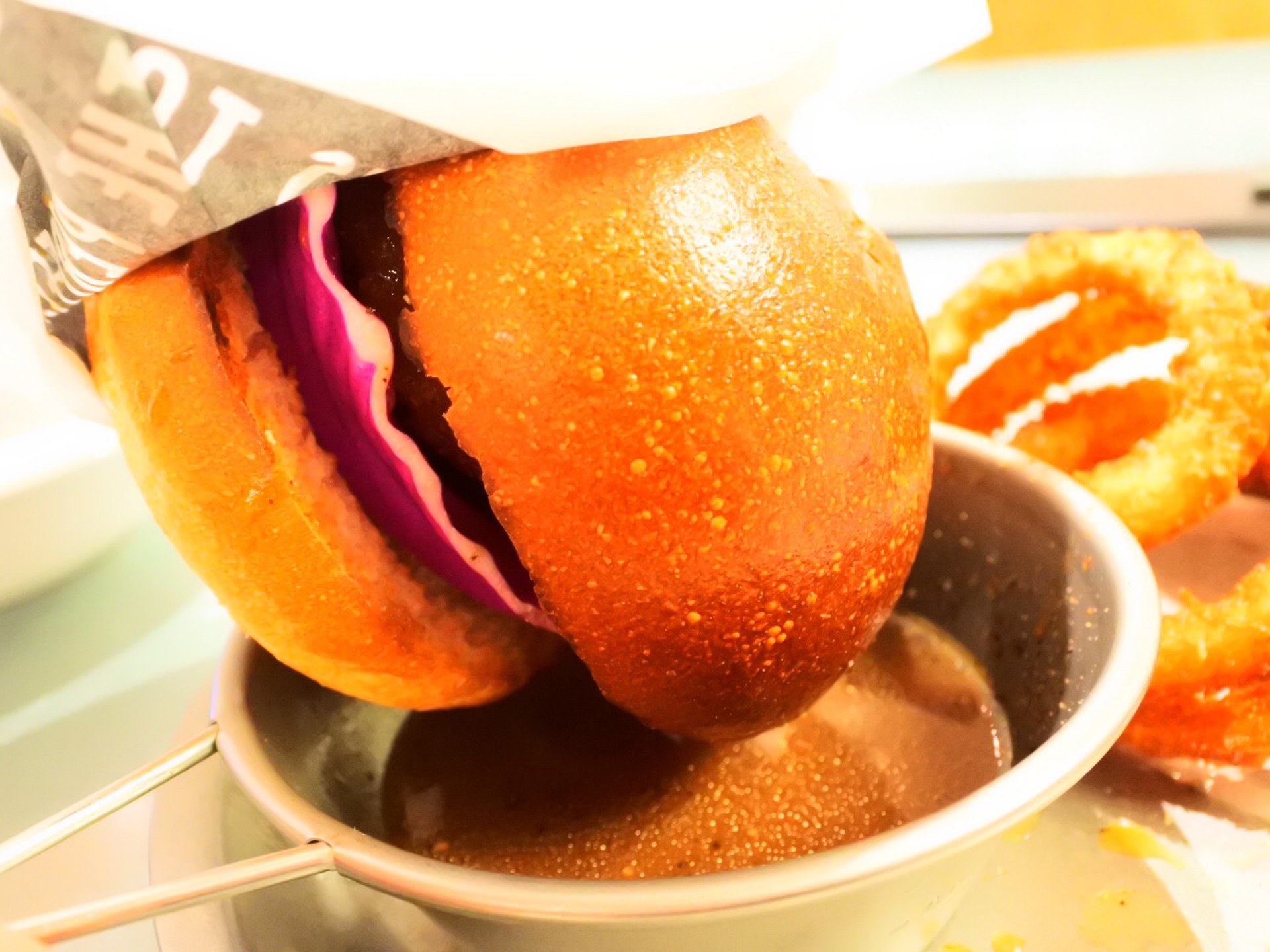 「ハンバーガーをディップする！？」大阪限定！人気の串カツバーガーは2度浸けオッケーです！