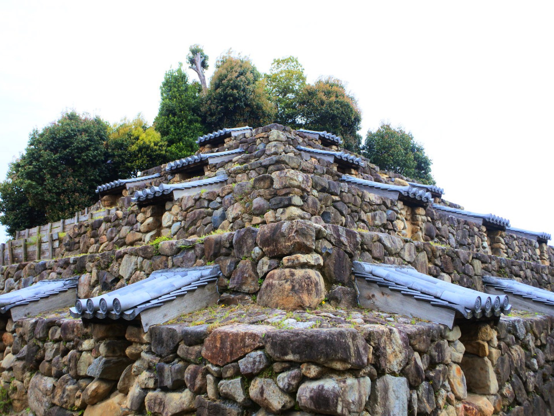 奈良で見つけた珍百景！街中に突然現れる東洋のピラミッド「頭塔」を見に行こう！