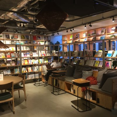 スターバックスコーヒー TSUTAYA BOOK APARTMENT Shinjuku店