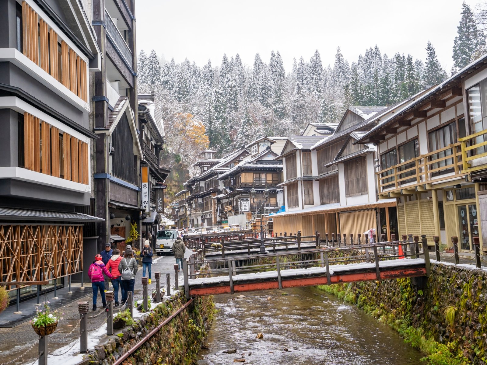 冬の山形観光 銀山温泉でノスタルジックな雪景色を 徒歩でまわる絶品グルメ 観光コース Playlife プレイライフ