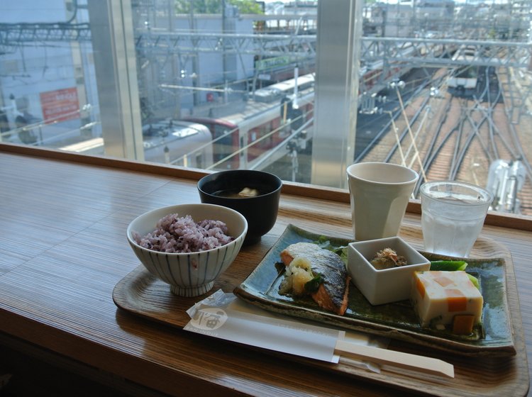 鉄道マニア大興奮 列車を眺めながらランチやお茶ができるカフェ 幡 Inoue 奈良 大和西大寺 Playlife プレイライフ