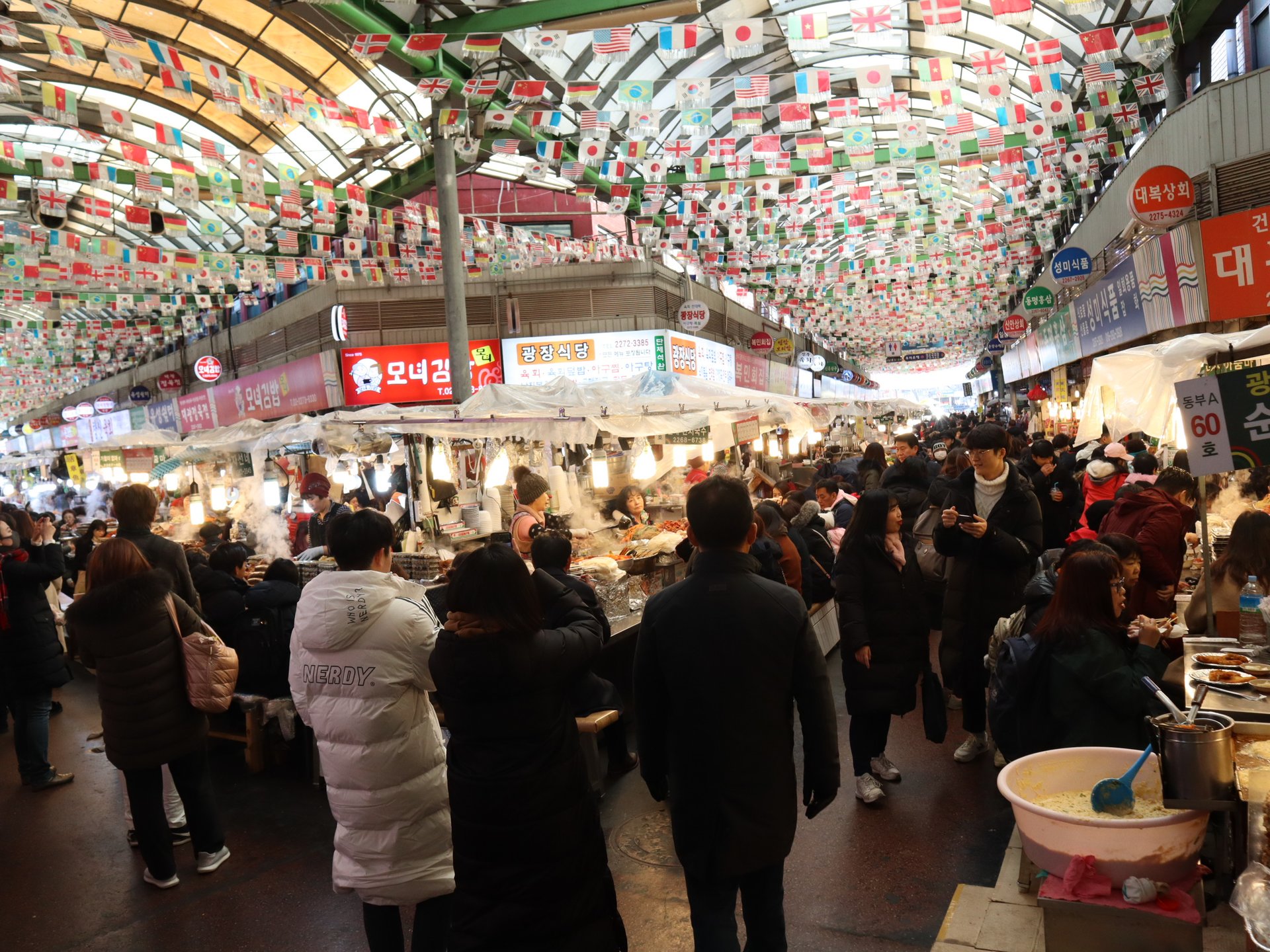 韓国・ソウル  マウルバスで駱山公園に行き、広蔵市場で新鮮なユッケとレバ刺しを食す！
