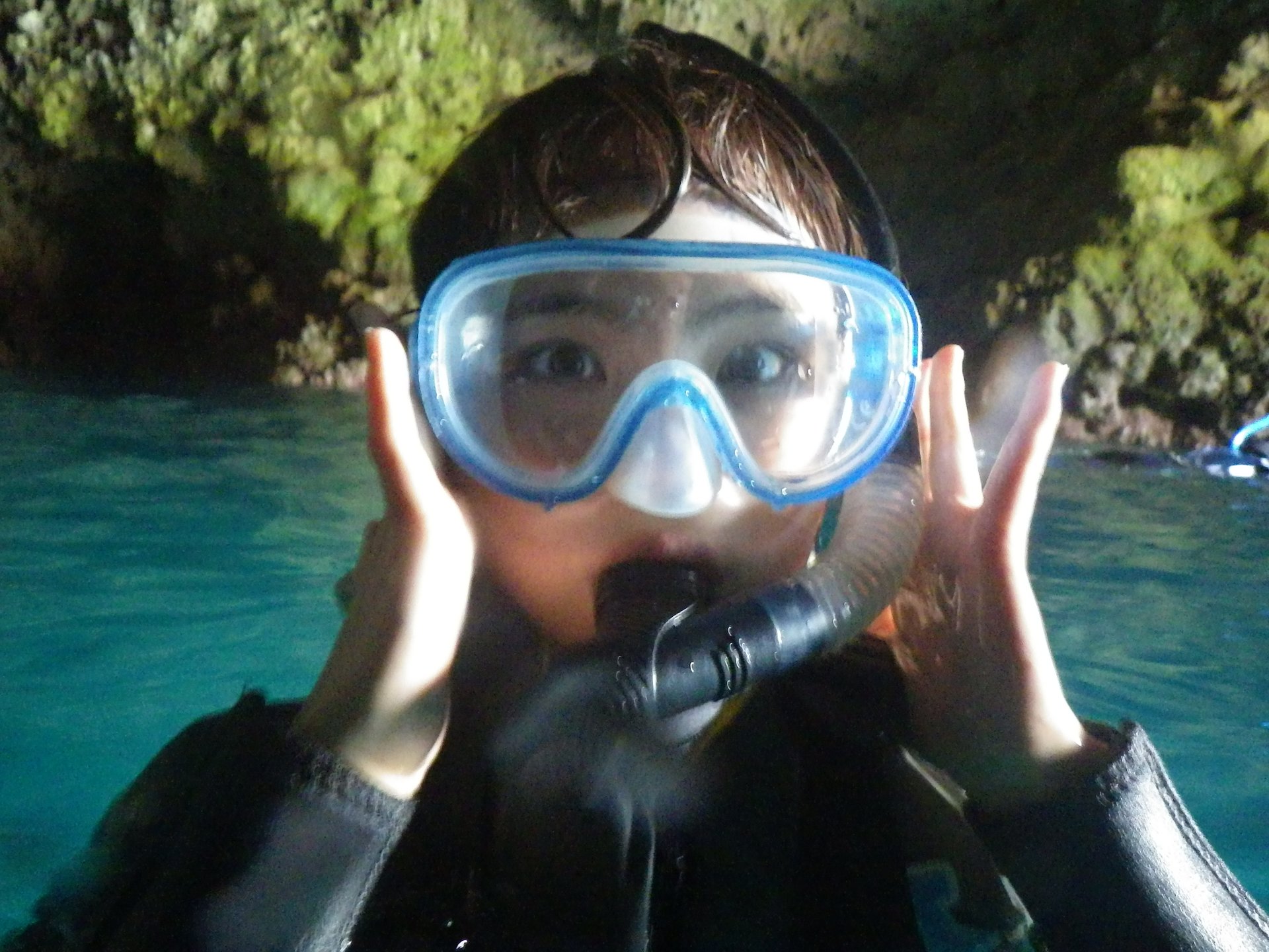 沖縄旅行におすすめ！神秘的な青い世界青の洞窟でシュノーケリング体験と琉球村で沖縄体験