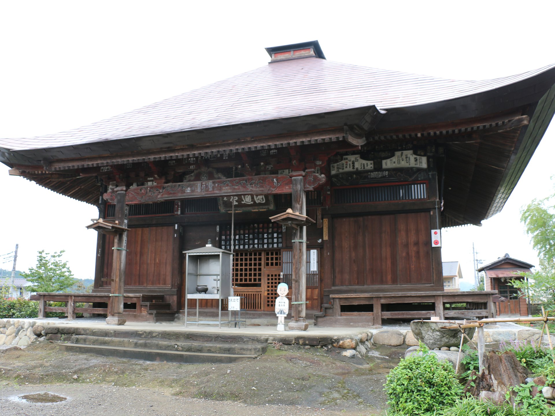 大きな岩盤の上に建つお堂!奪衣婆を祀る三途婆堂がある?!秩父札所１９番「龍石寺」