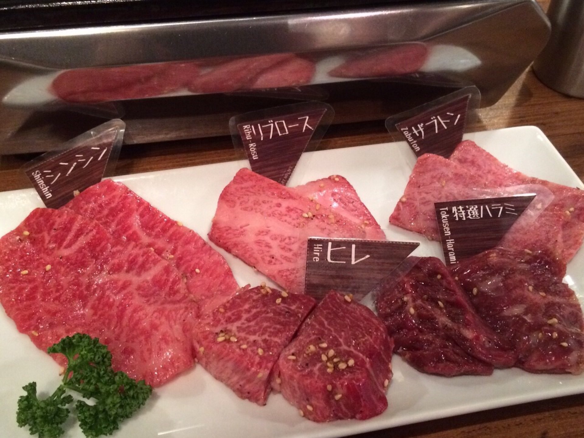 【新宿】肉食女子会はリーズナブルでワインも美味しい国産黒毛和牛一頭買いのノーミートノーライフで！