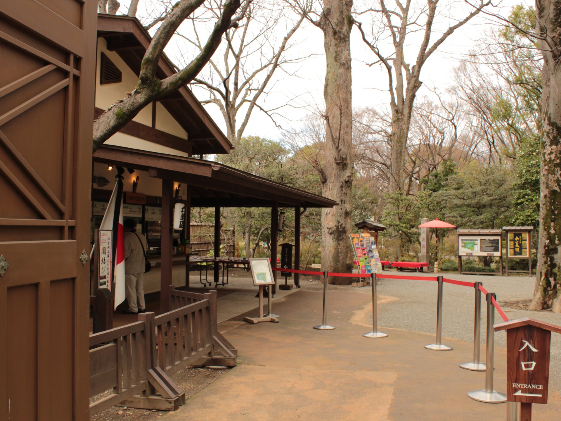 しだれ桜の名所、和歌をテーマにした雅な日本庭園、六義園。ライトアップの時期は特におすすめ。