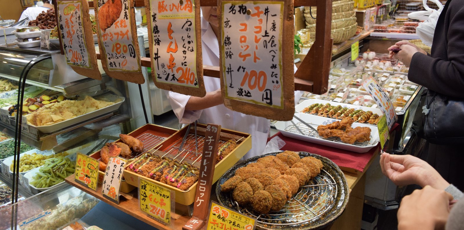 京都 河原町と錦市場を巡るプラン 絶品グルメを食べ歩きした後は錦天満宮でお祈り Playlife プレイライフ