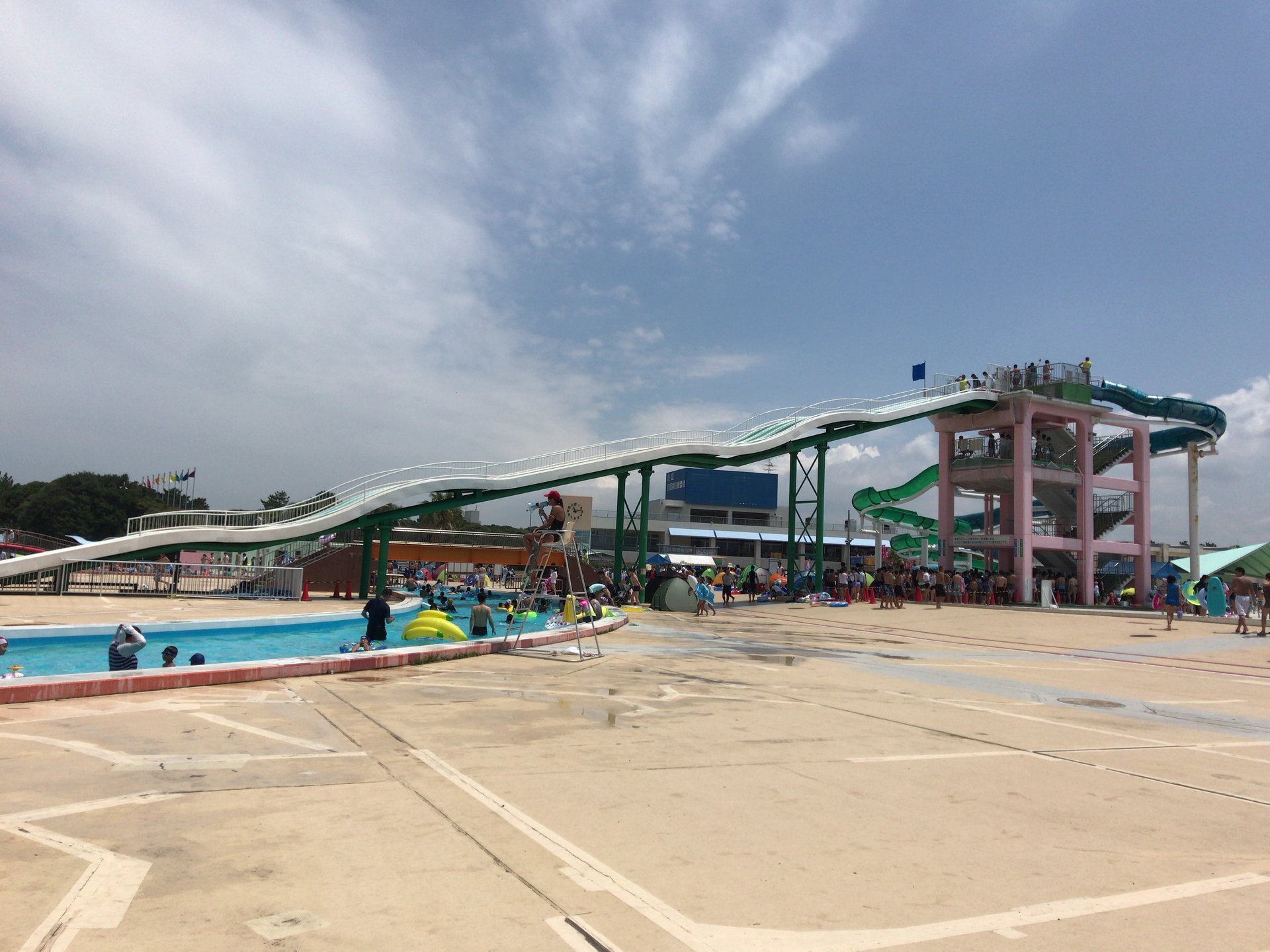 【稲毛】県内最大級・人気の海岸公園プール。絶叫最新スライダー！混雑状況・攻略法！