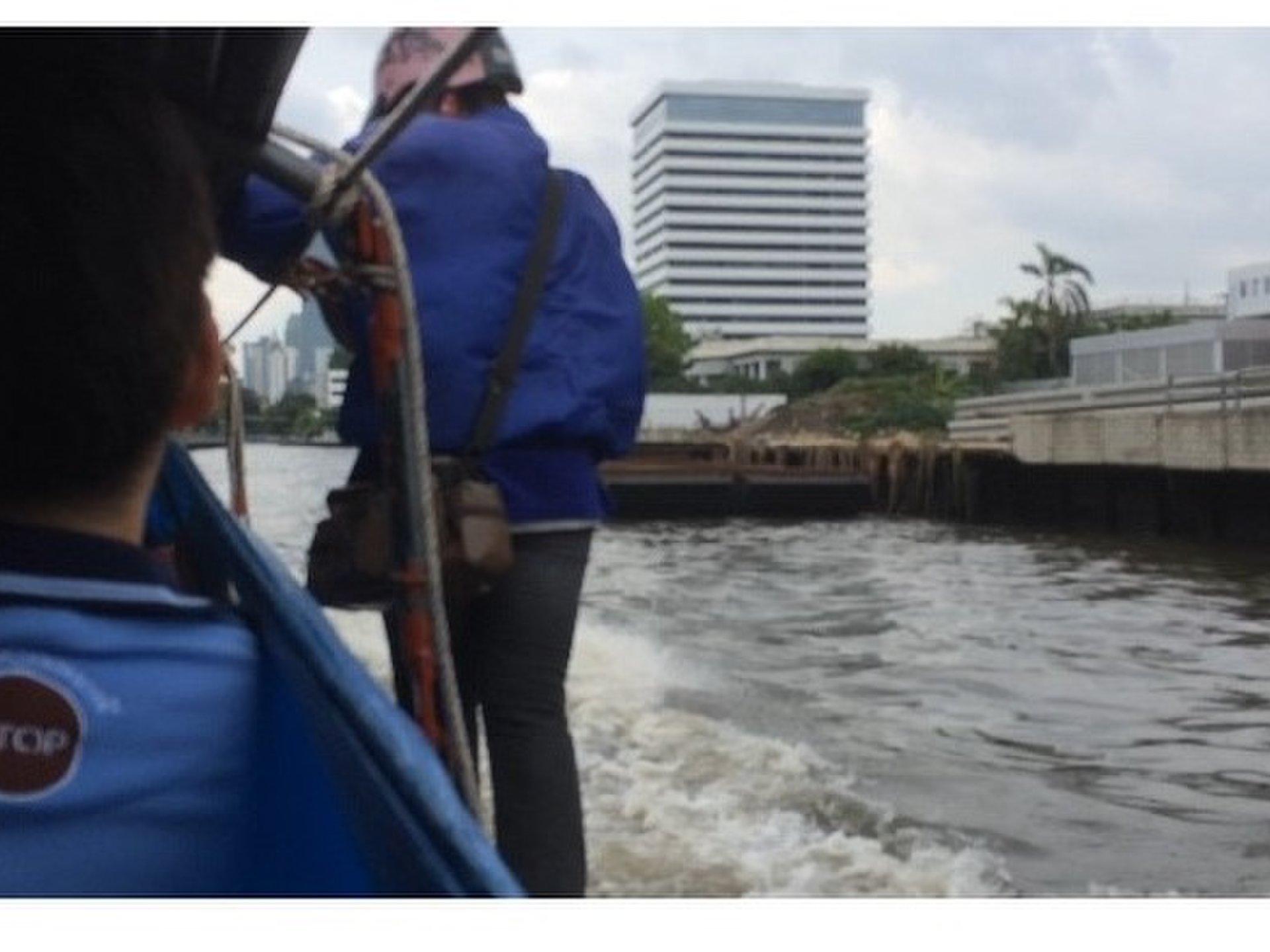 バンコクで危険すぎる交通手段！沈みそうなローカルボートに乗って観光しよう♡