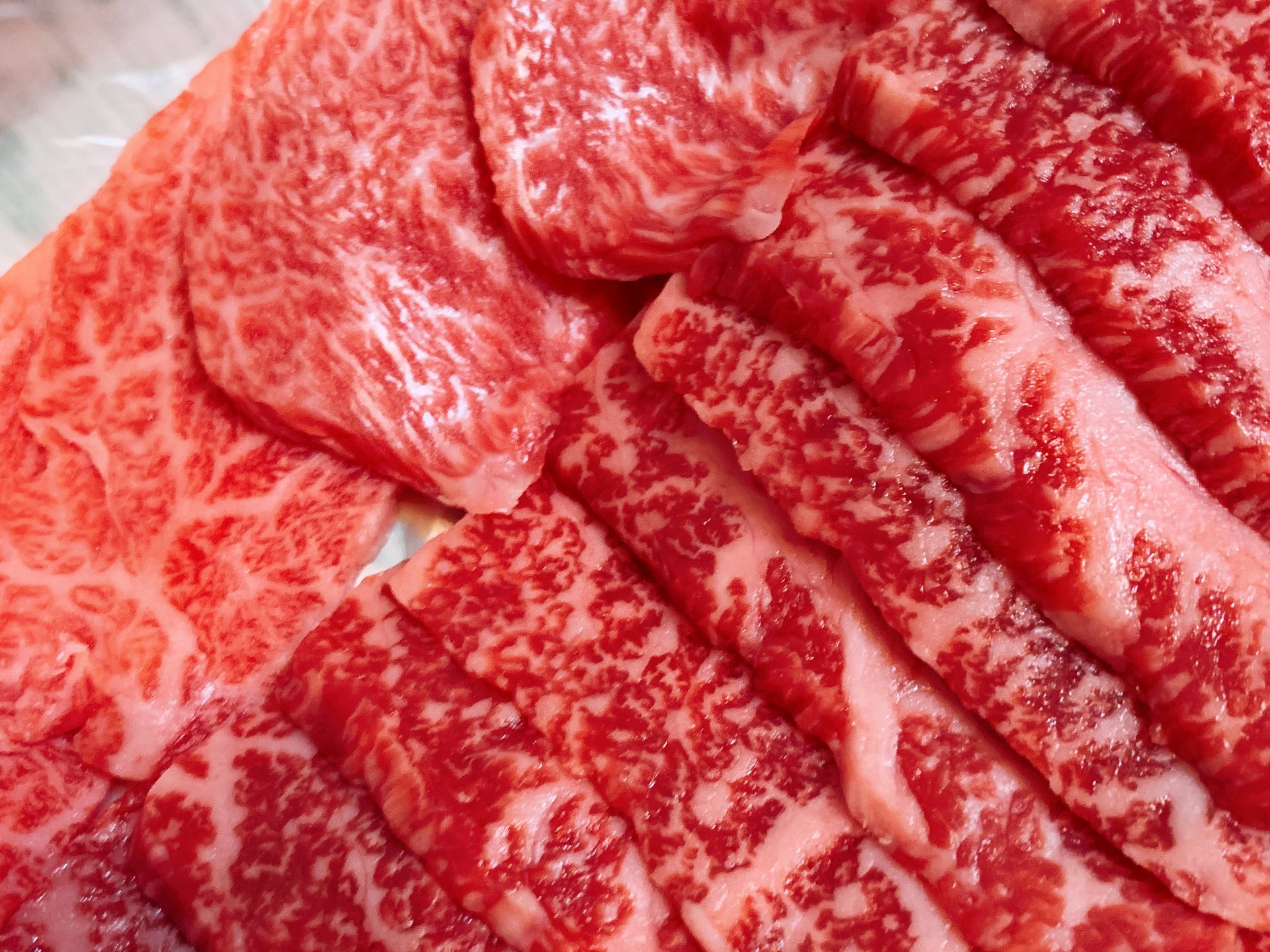 薩摩牛 4％の奇跡を自宅で！「薩摩 牛の蔵」のテイクアウトは6,500円で最高の焼肉ができる