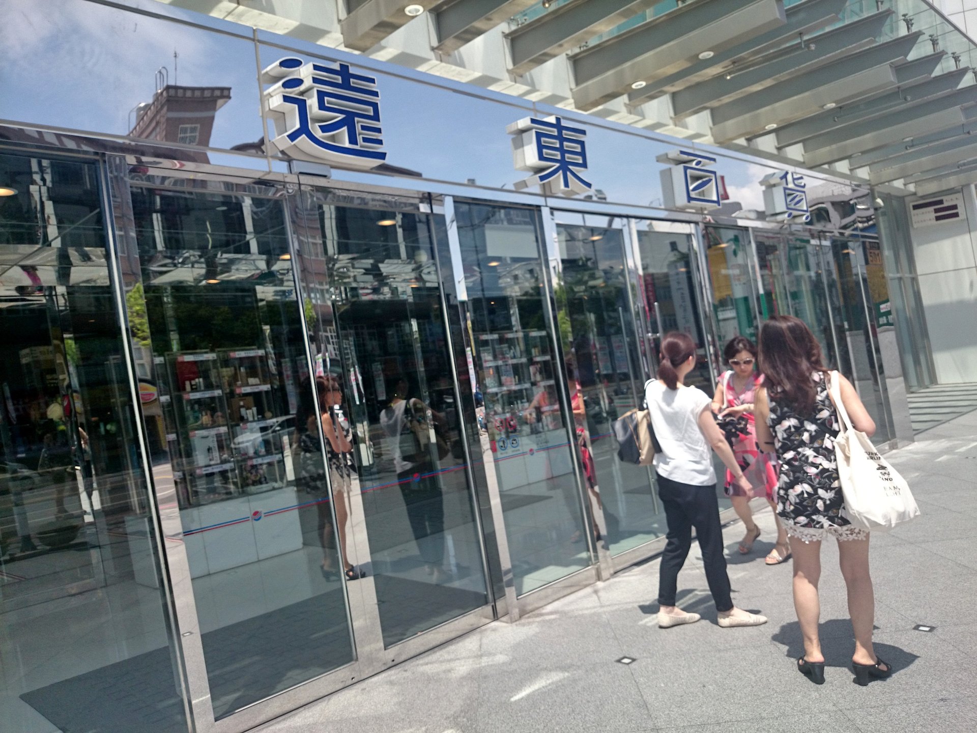 台湾女子旅☆一番綺麗でお洒落なショッピングモールならここ！フードコートあり  