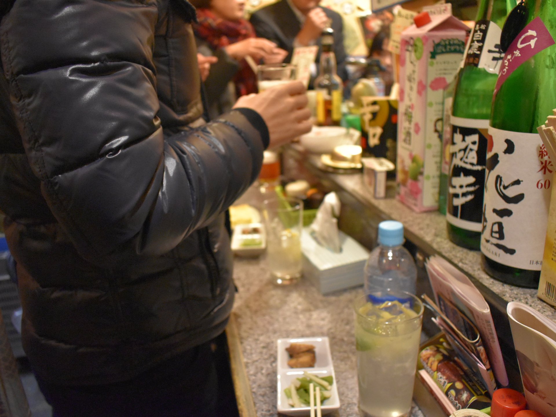 大阪のディープタウン西成で初めての立ち飲みせんべろ体験！人気の激ウマホルモン店も♡