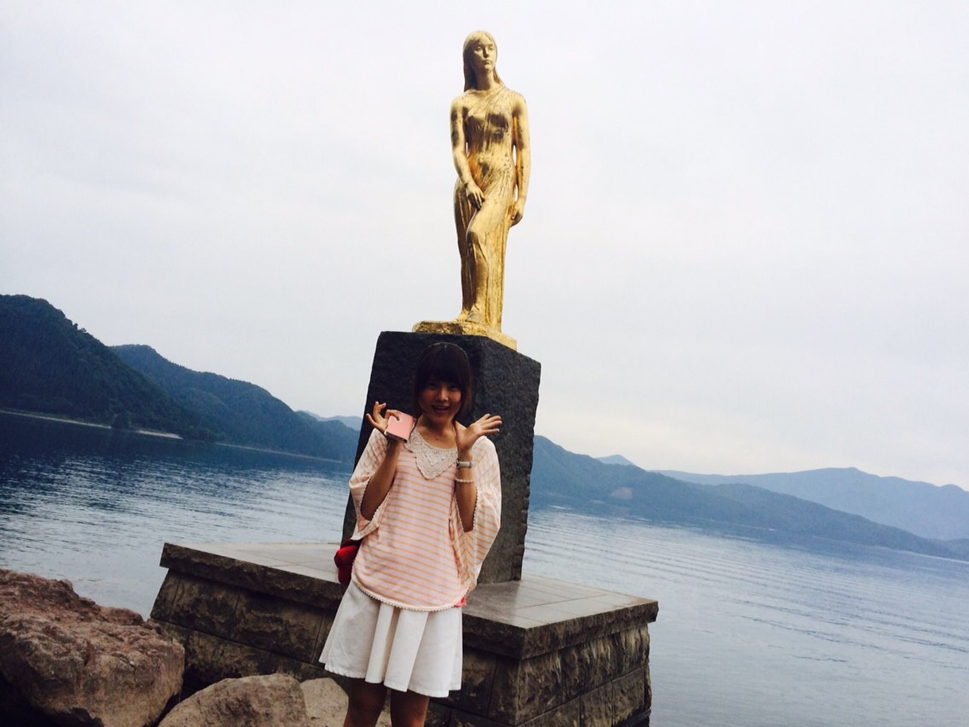 日本で１番深い湖「秋田県・田沢湖」伝説の美少女たつこ像と私を並べてみた。