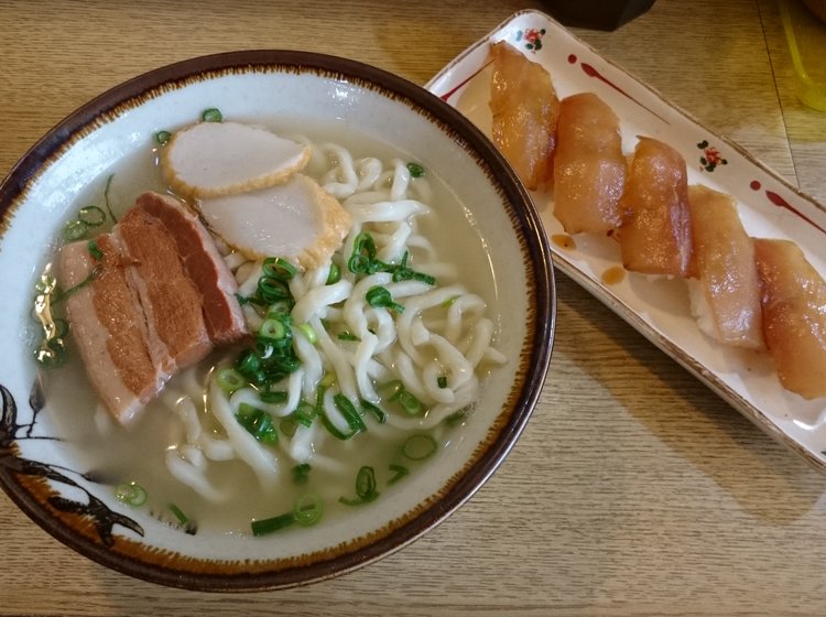 那覇で食べられる幻の 大東寿司 沖縄県那覇市ニューパラダイス通りの 大東そば の独自性が興味深い Playlife プレイライフ