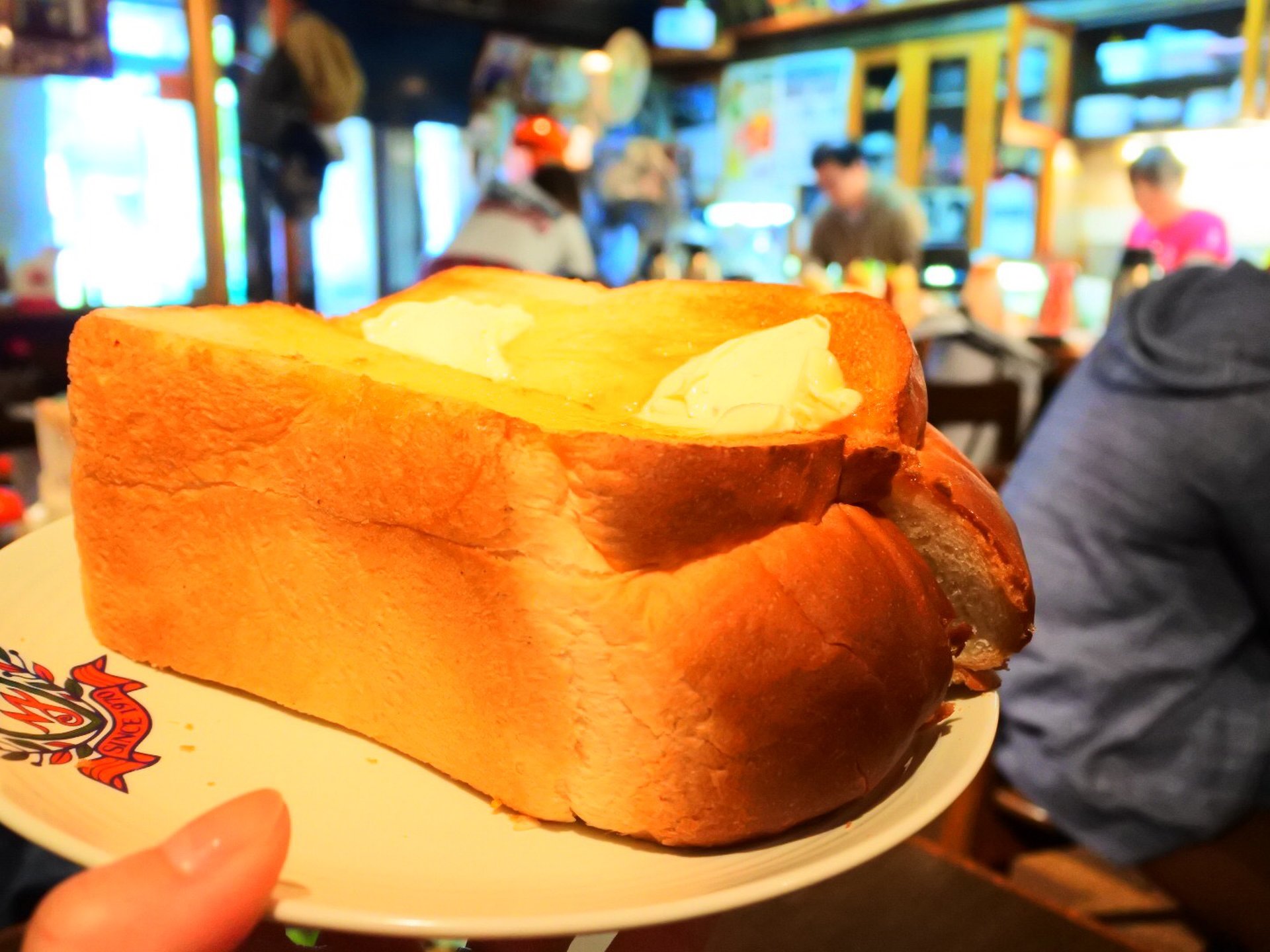 「モーニングでトースト半斤食べたことある？」大阪にある人気のデカ盛り店は安くて美味くてお腹いっぱい！