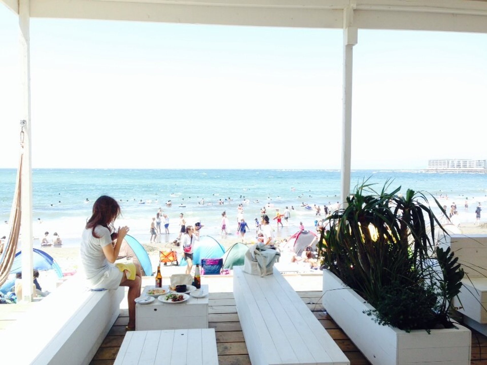 【おすすめ夏デートスポット】一色海岸！白い海の家で優雅にリゾート気分！