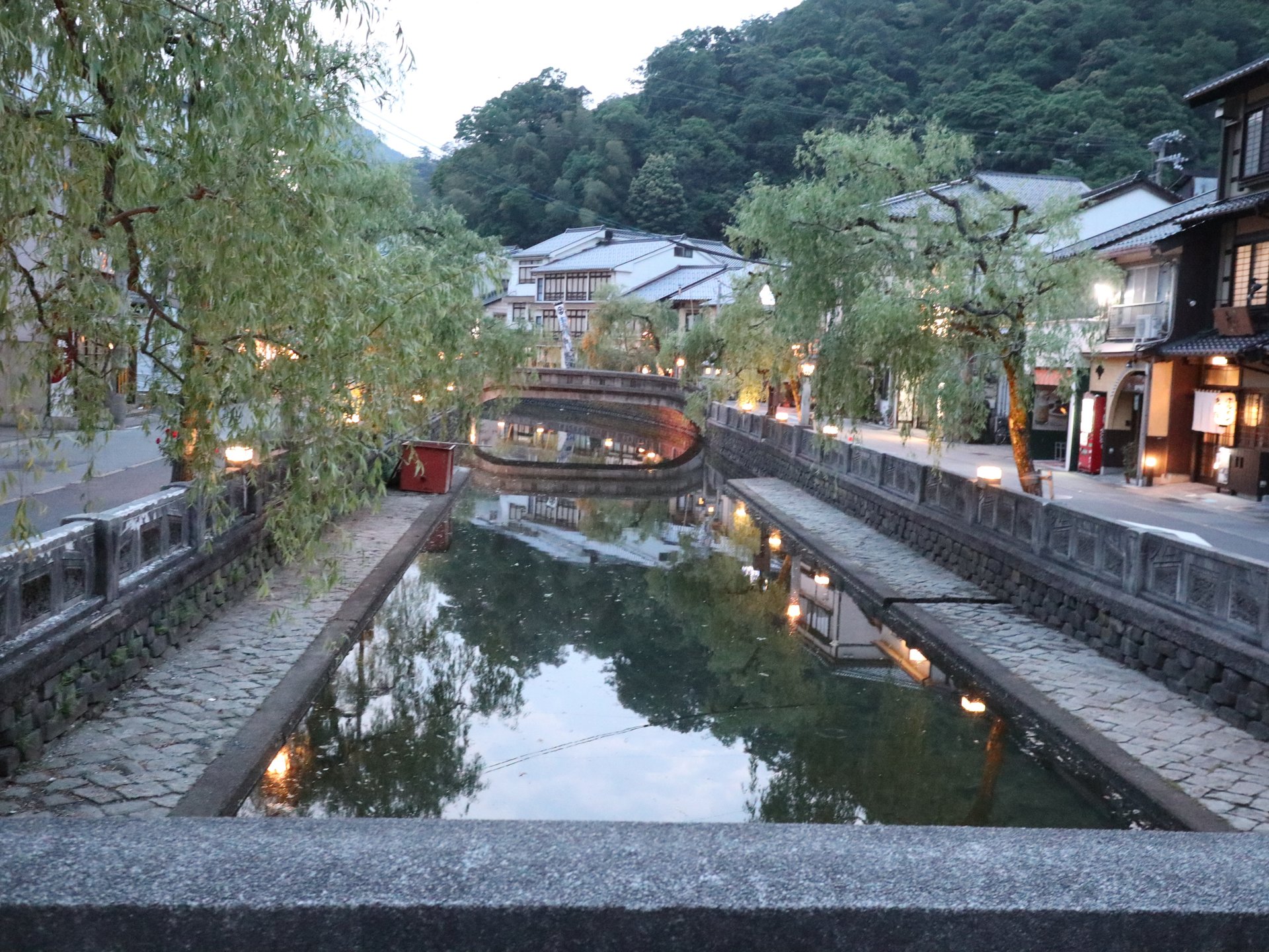 兵庫県・城崎温泉を訪れて、カニや魚介類を味わい、７つの温泉をめぐる