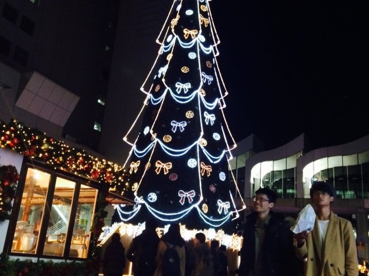 大阪イルミ デートにぴったり 梅田スカイビルのクリスマスマーケット イルミネーションは要チェック Playlife プレイライフ
