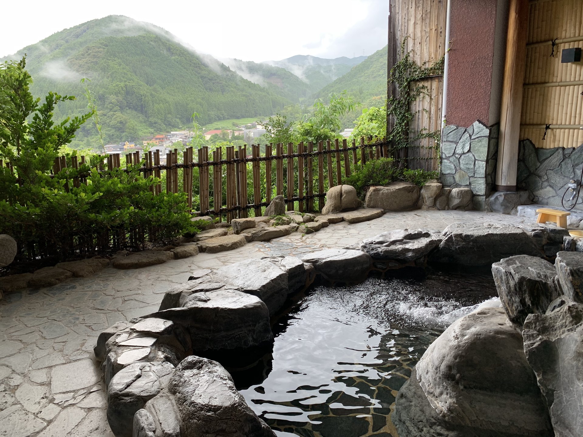 初夏の一日、目に鮮やかな緑を感じるレストランと温泉で佐賀の自然を満喫しよう‼︎
