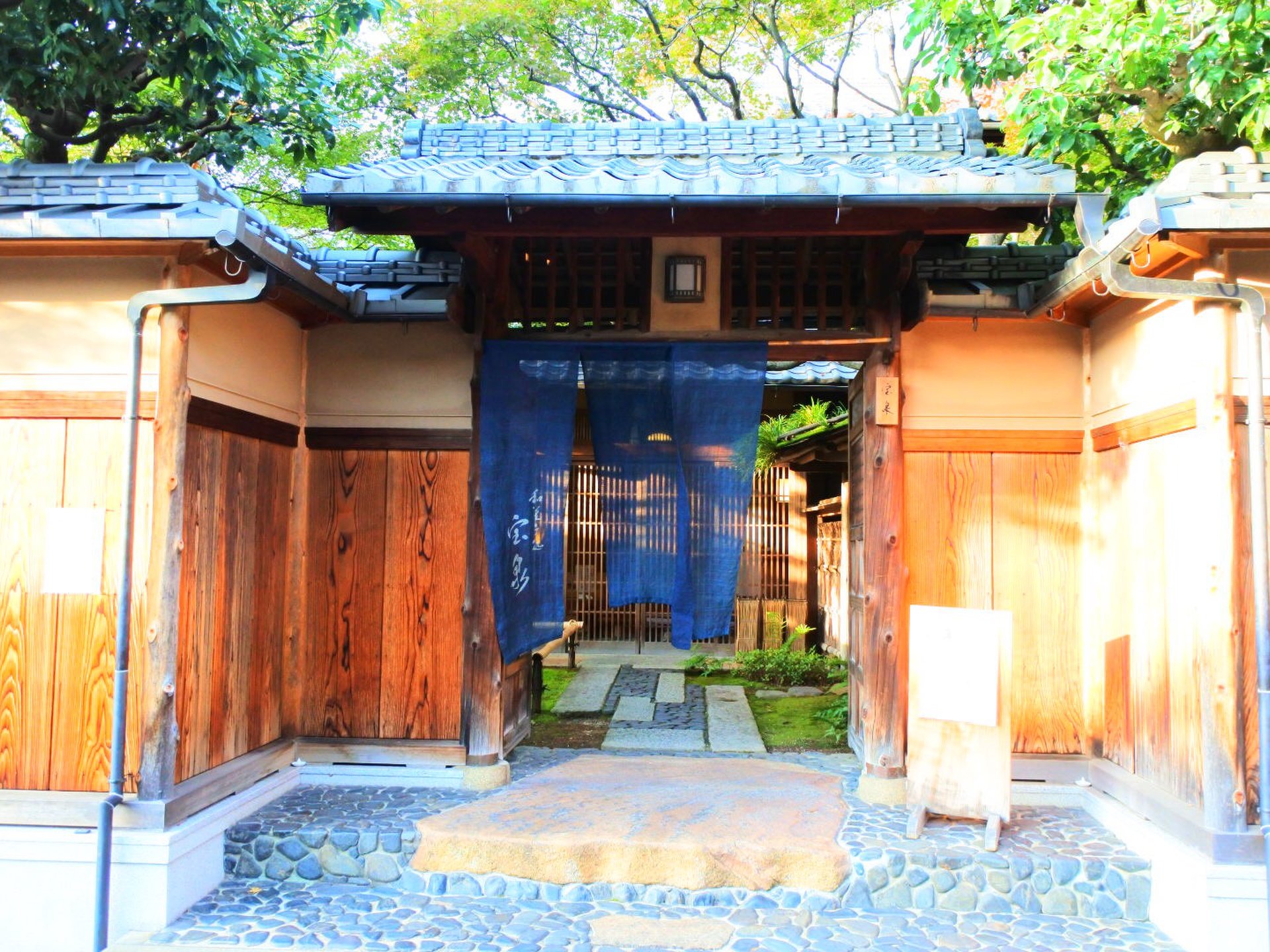 【京都・老舗】京都に来たなら絶対に食べて欲しい！日本庭園を眺めながらいただく上品すぎるわらび餅