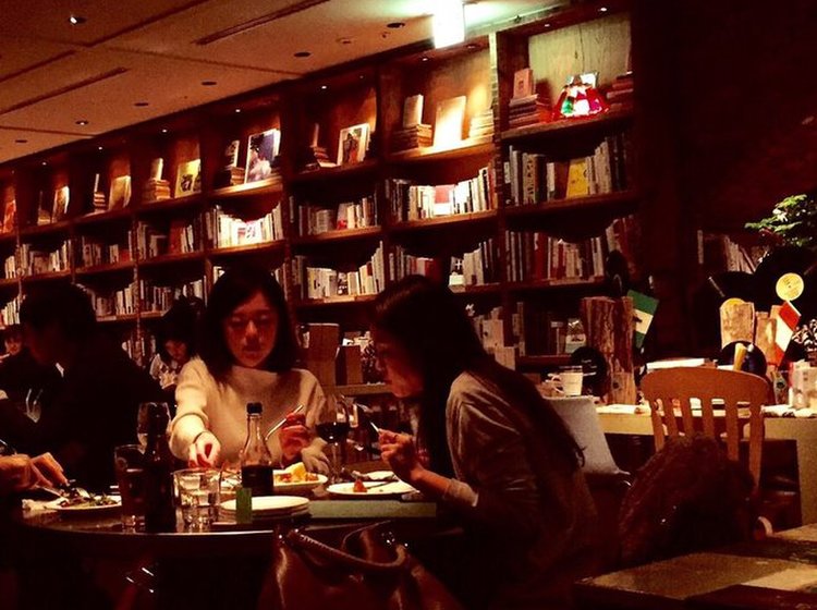都内の図書館のようなカフェ 本好きカップル必見 本に囲まれたブックカフェ3選 Playlife プレイライフ