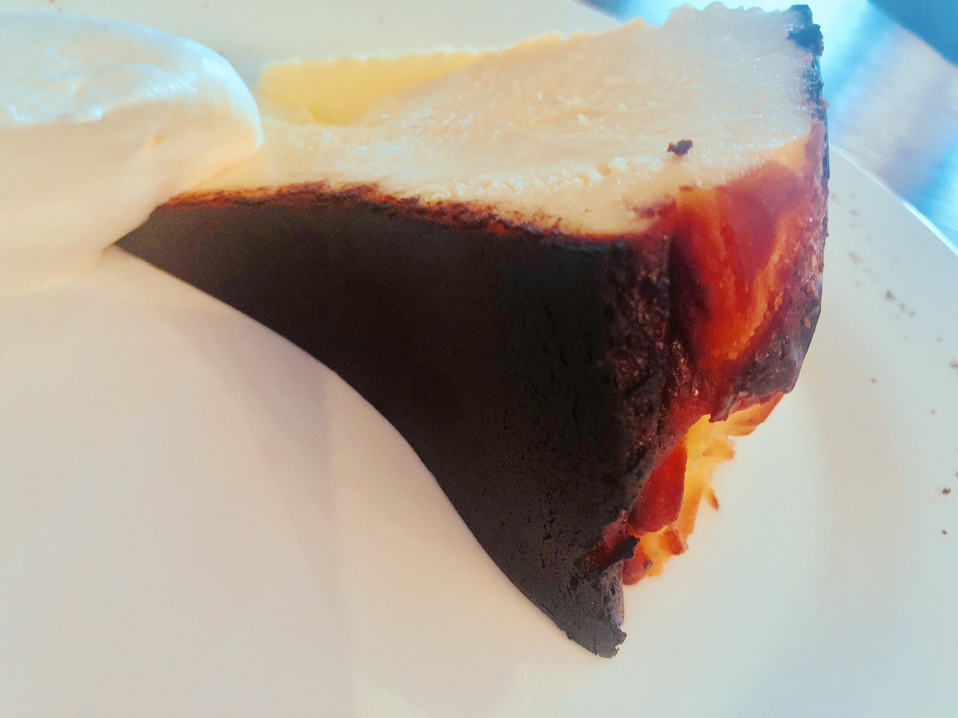 真っ黒さが人気の秘訣⁉有楽町「6th by oriental hotel」が送る最高のチーズケーキ