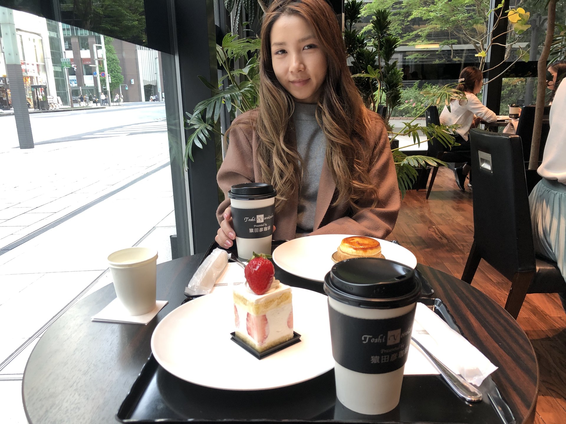 銀座混雑なら京橋へ‼︎「トシヨロイヅカ」意外と穴場カフェで苺デザートを♡