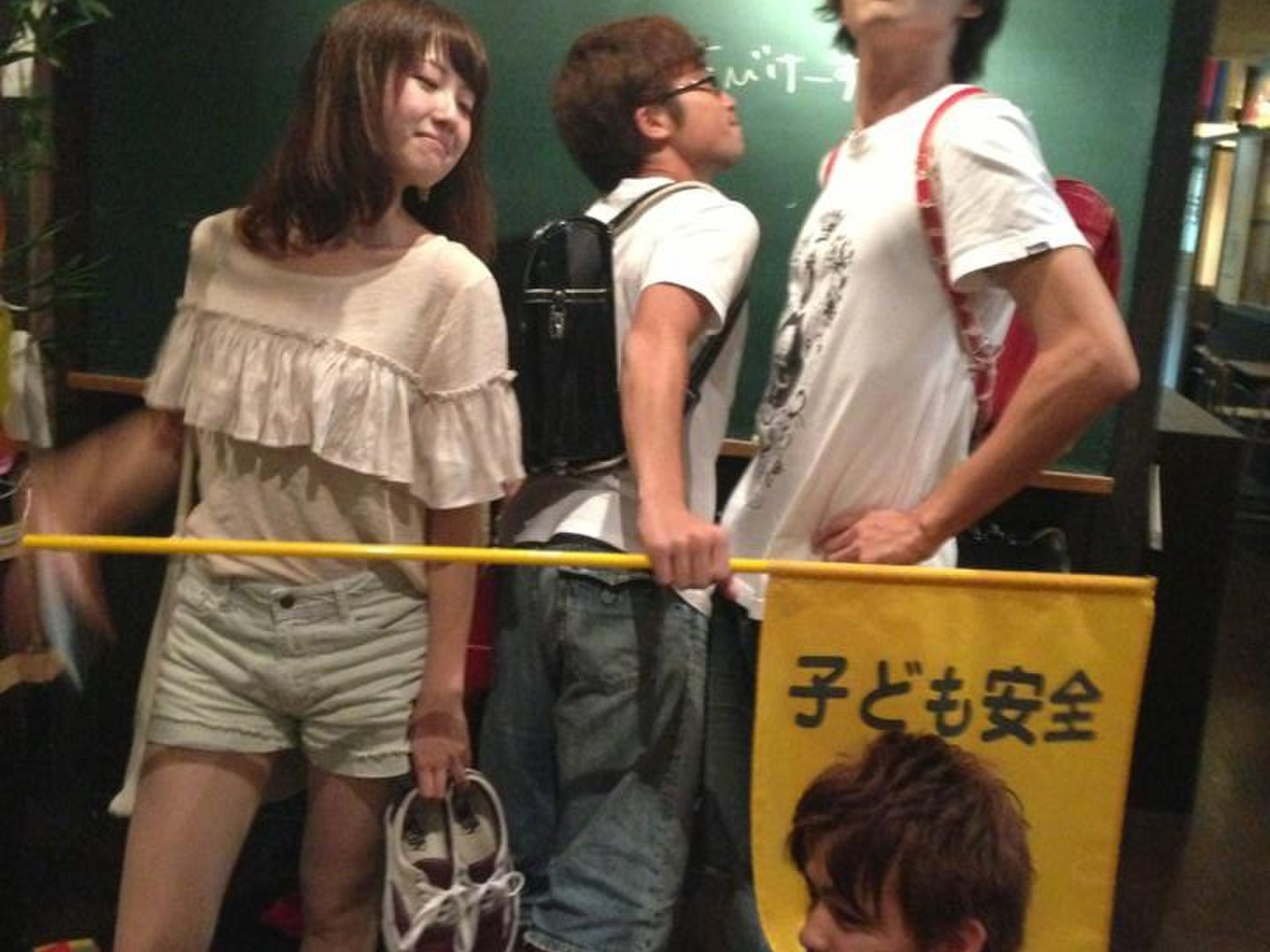 渋谷で小学生に戻れる居酒屋!?久しぶりにみんなでランドセルを背負ってみませんか？