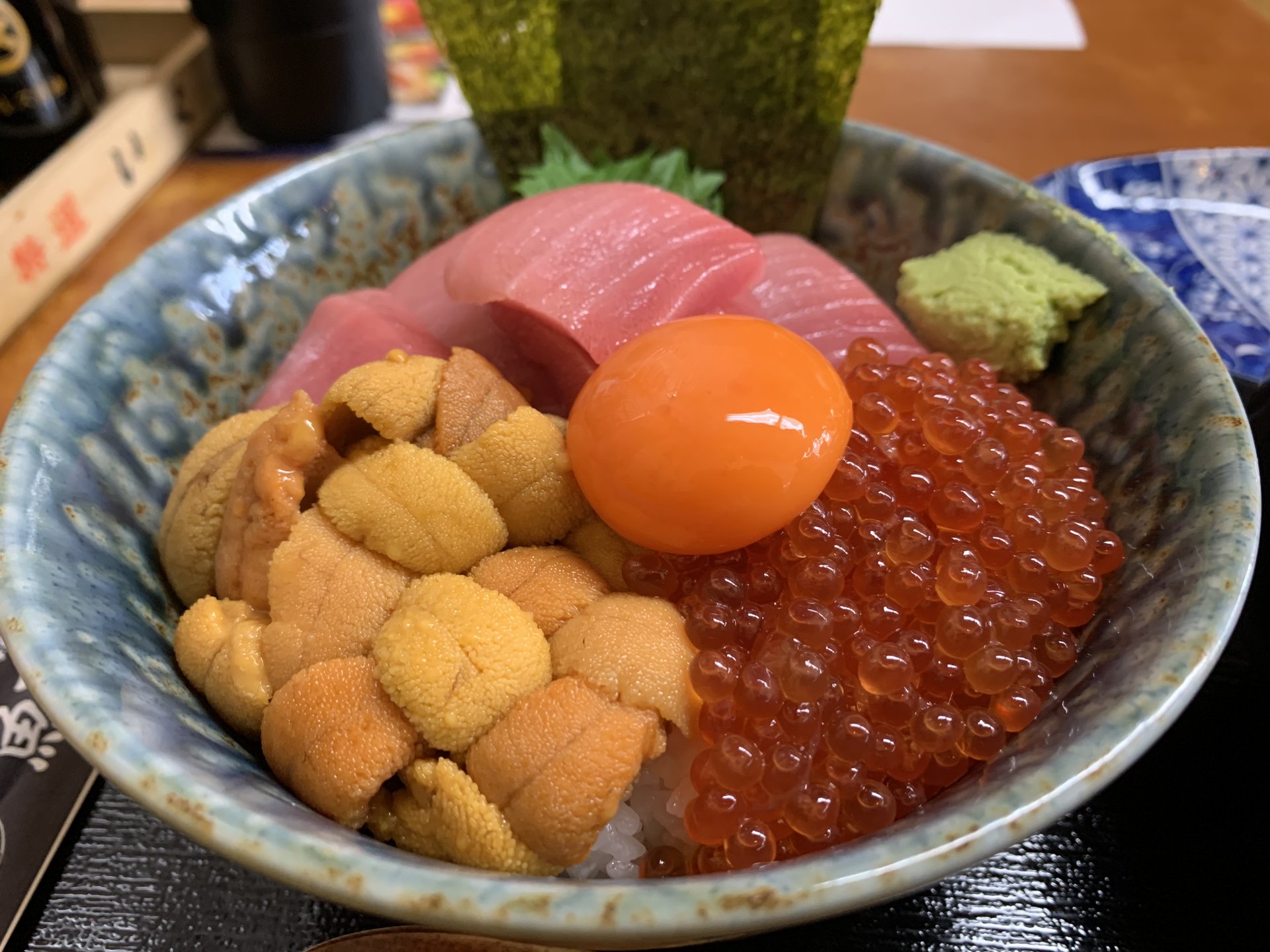 大阪なんば近く木津市場で味わう「海鮮丼」魚市食堂で絶品ランチ！