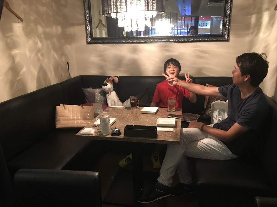 夜の新宿 隠れ家的なお店だけど子供も楽しめる フォトジェニックなシカゴピザを食べよう 歌舞伎町 Playlife プレイライフ