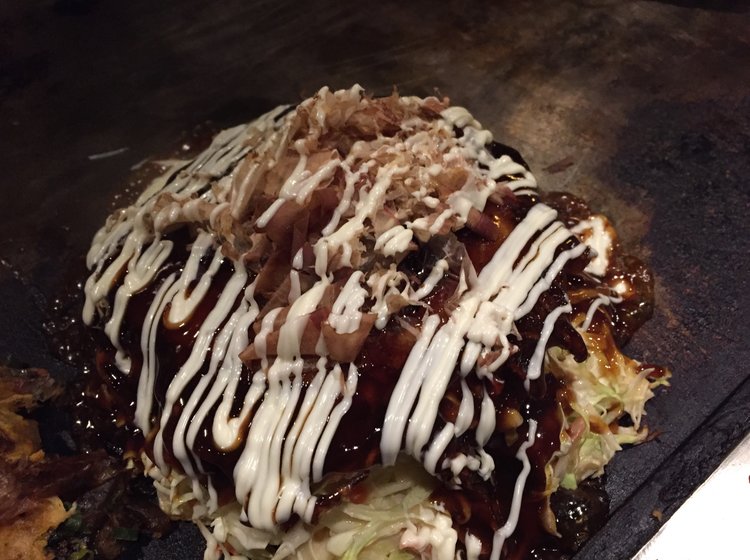 おいしいお好み焼きを求めて アクセス抜群 ケーキのようなお好み焼きを食べるなら新宿ろくもんやへ Playlife プレイライフ