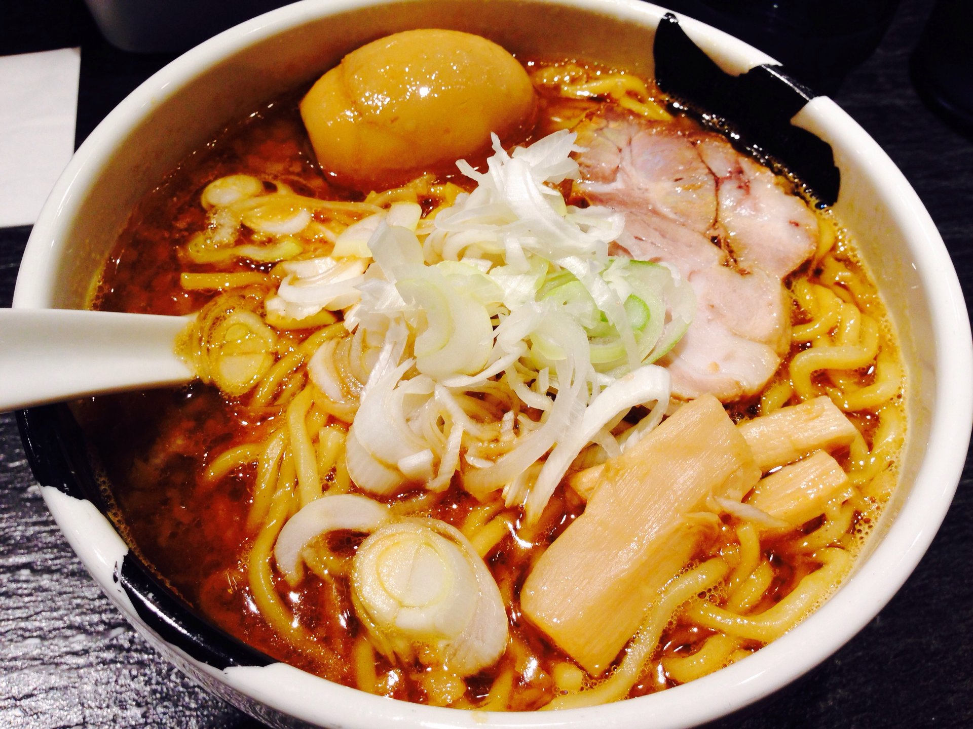 新宿御苑駅目の前の濃厚醤油ラーメンが食べられる「あらとん」