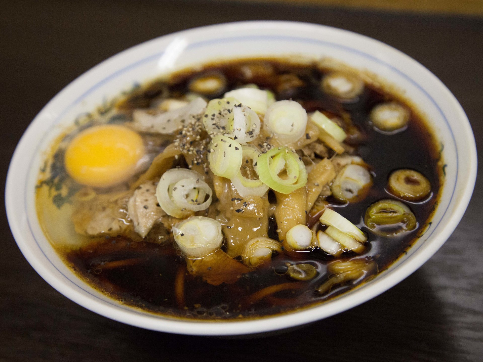 富山ブラック　富山駅前で食べるならどっち？　洗練された「麺家いろは」、パンチの効いた「西町大喜」