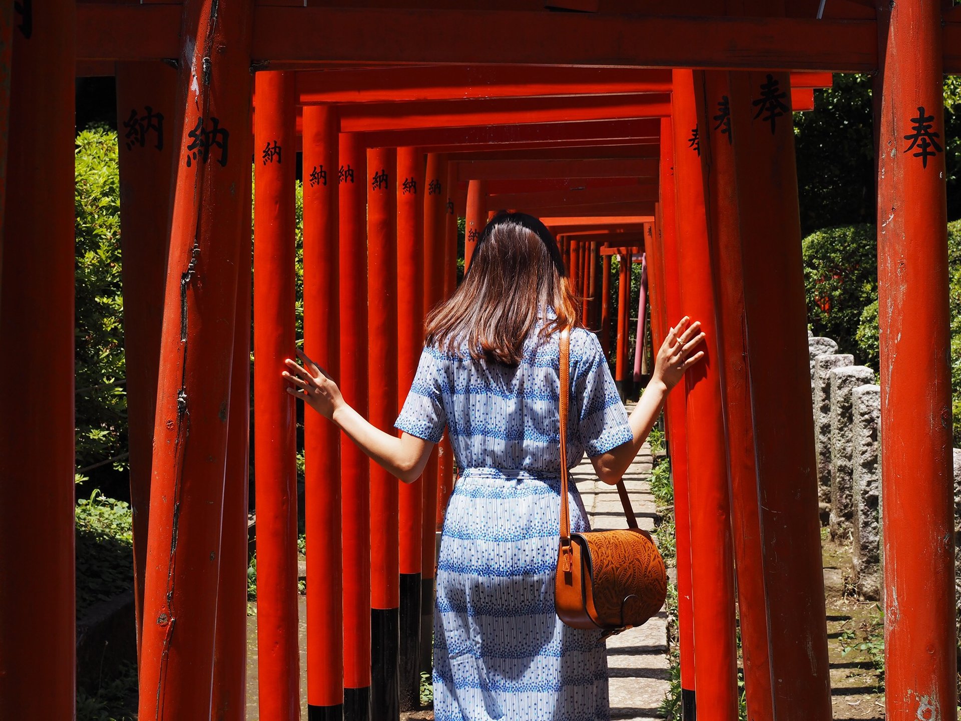 伏見稲荷に来たみたい！東京都内で神秘的な深紅の「千本鳥居」がある神社7選