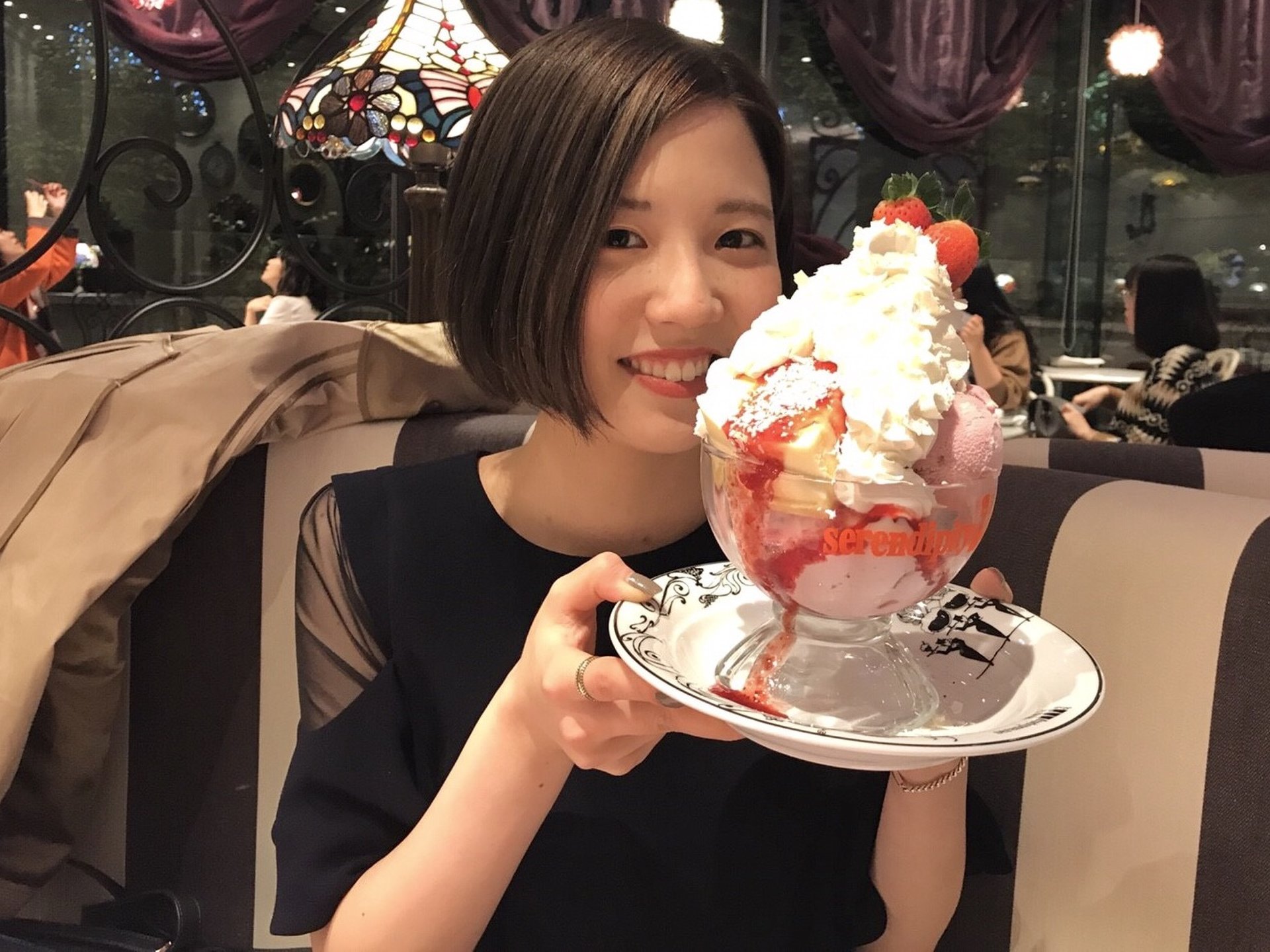 【大盛り・デカ盛り女子会】日本初上陸、顔より大きいホイップクリームデザートを食べてみた！