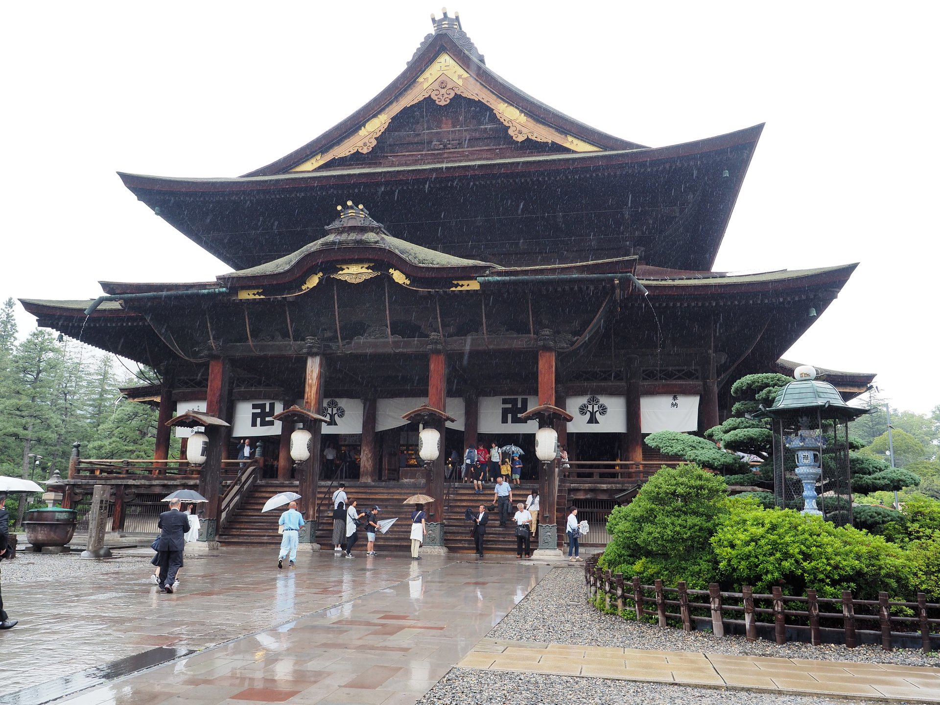 はーるばる来たぜ！善光寺♪一生に一度は…♡かなりの豪雨だったけど（笑）