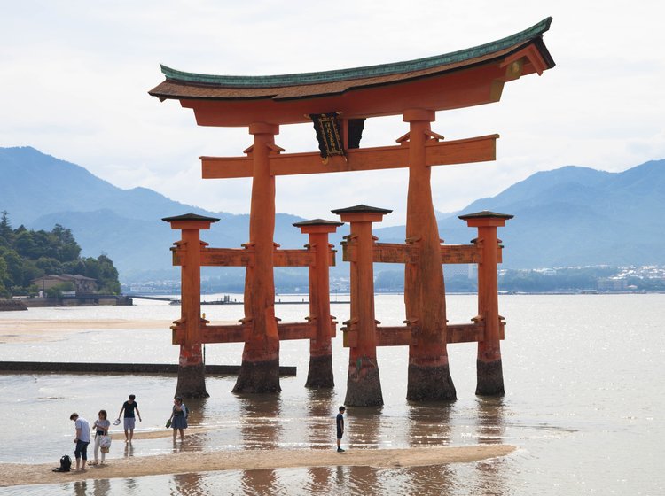 広島県 世界遺産 宮島の厳島神社と弥山をめぐり ミシュラン１つ星アナゴ丼と極上カキを食べるグルメ旅 Playlife プレイライフ