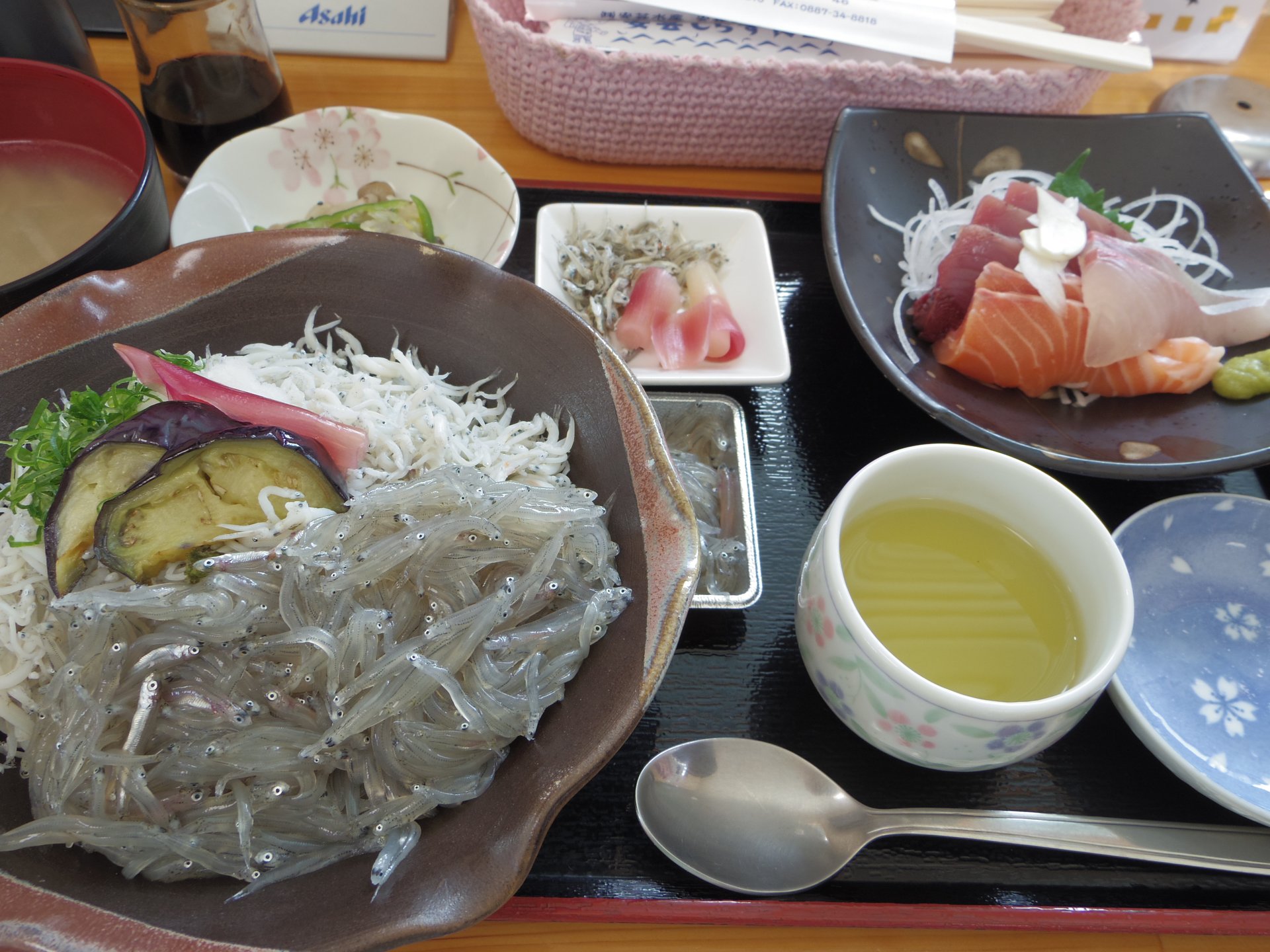 高知県安芸市の名物【釜揚げちりめん丼】を食べくらべてみた！