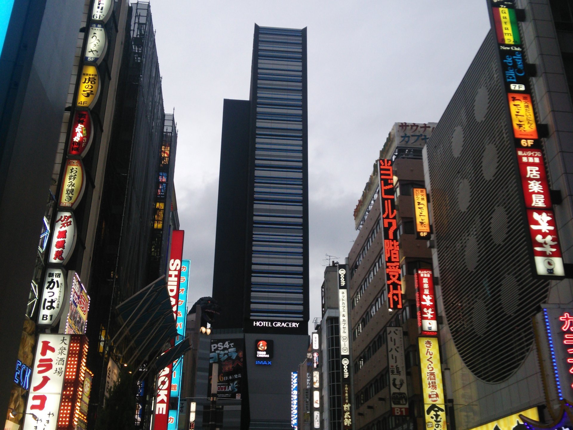 新宿歌舞伎町のアジアdeクッションでエスニック料理を楽しむ！