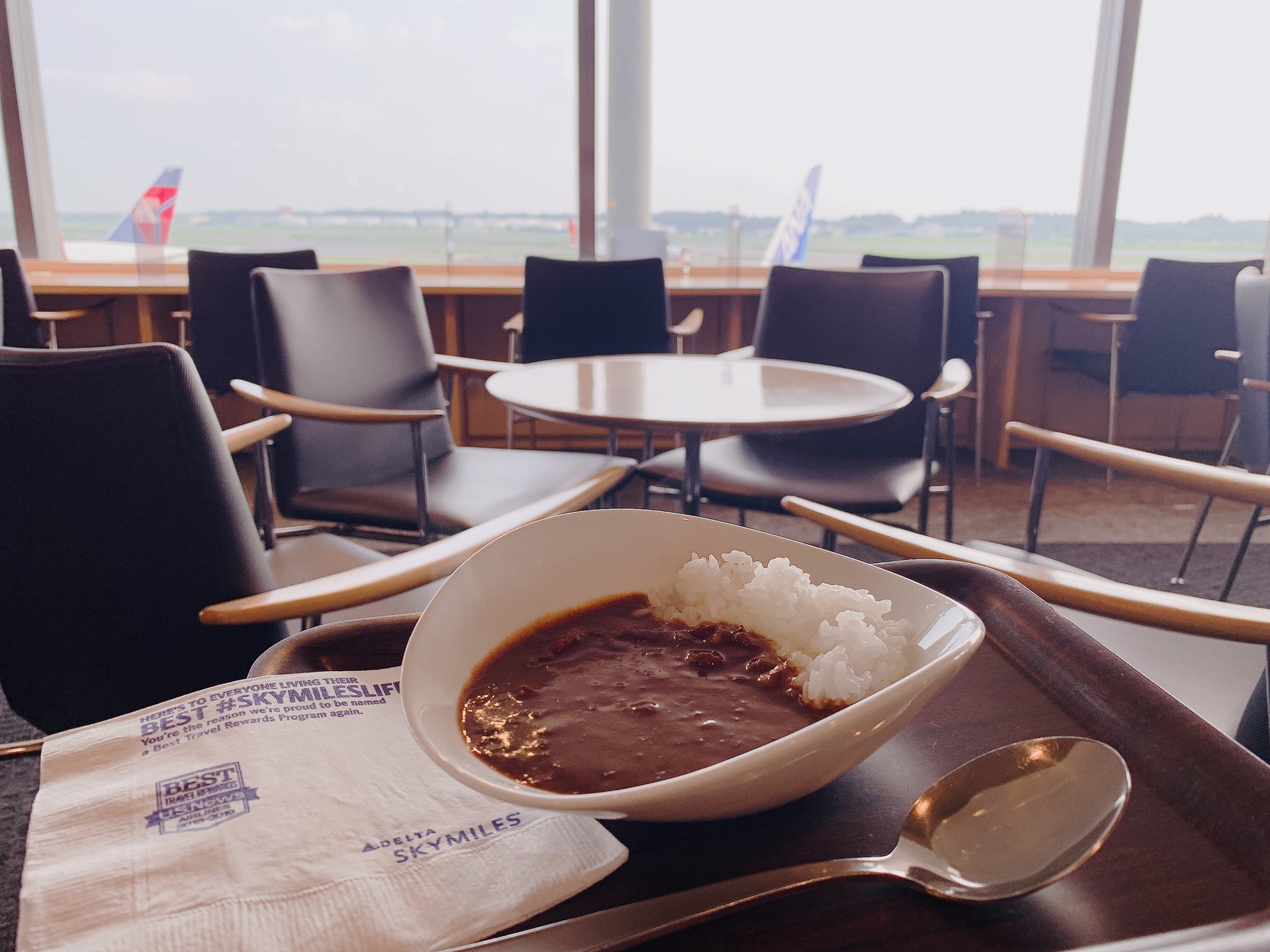 成田空港ラウンジグルメを公開★JALカレーも美味しいけど「デルタカレー」も◎
