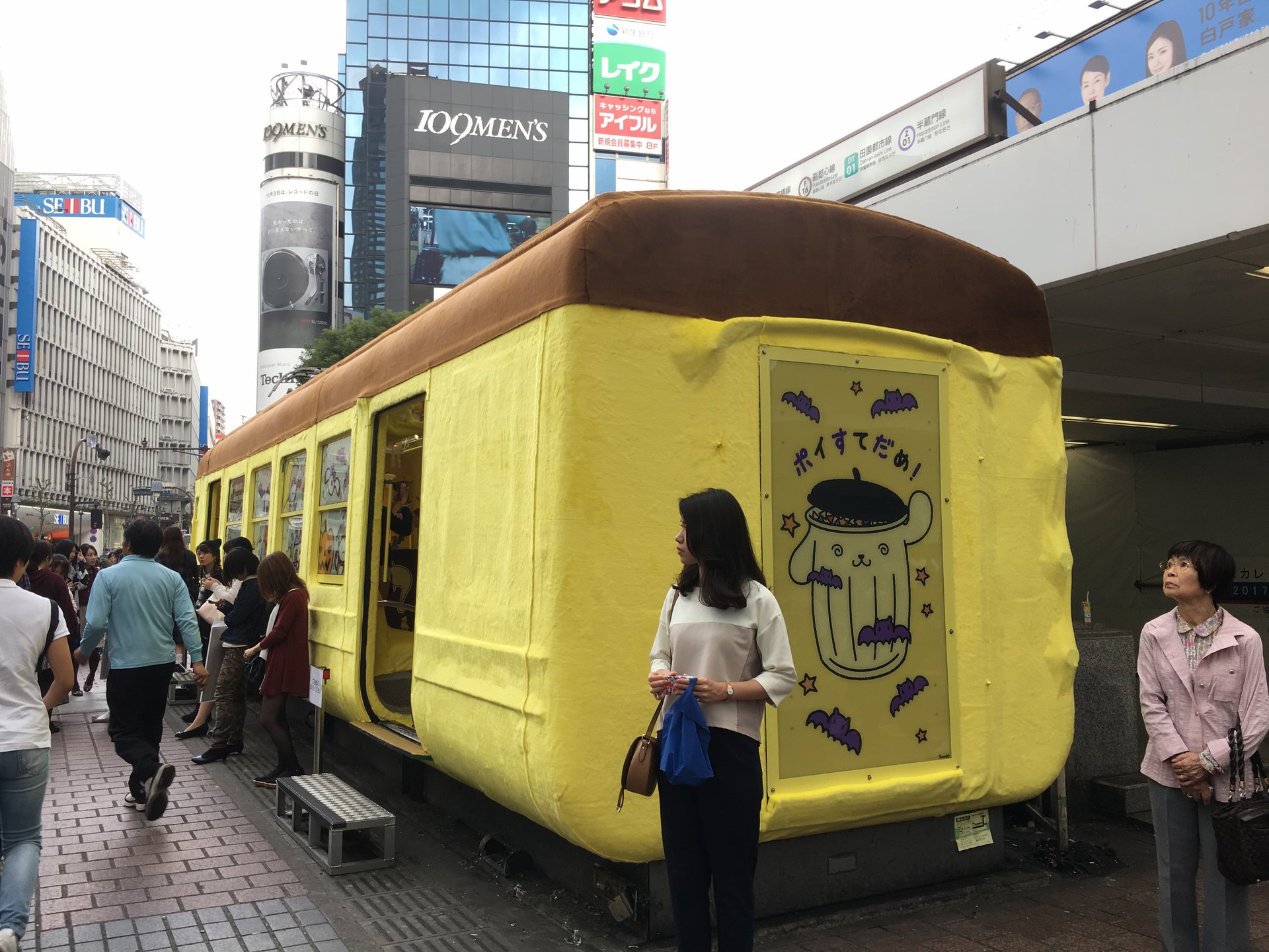 【期間限定】渋谷でポムポムプリンに乗れる！？天国みたいなポムポムトレイン♡