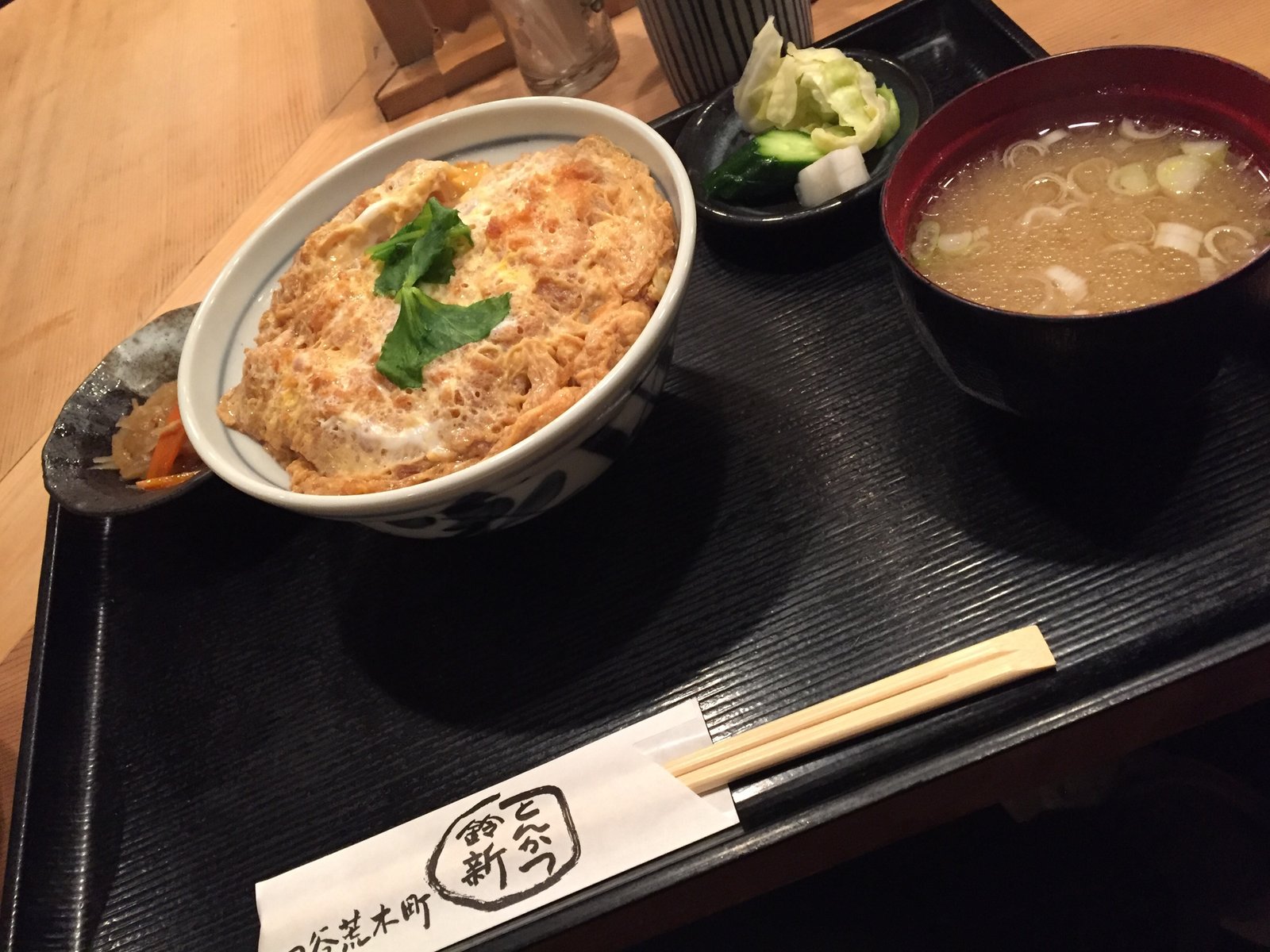 かけカツ丼それとも煮カツ丼 都心でカツ丼を食べたい時は荒木町の鈴新へ Playlife プレイライフ