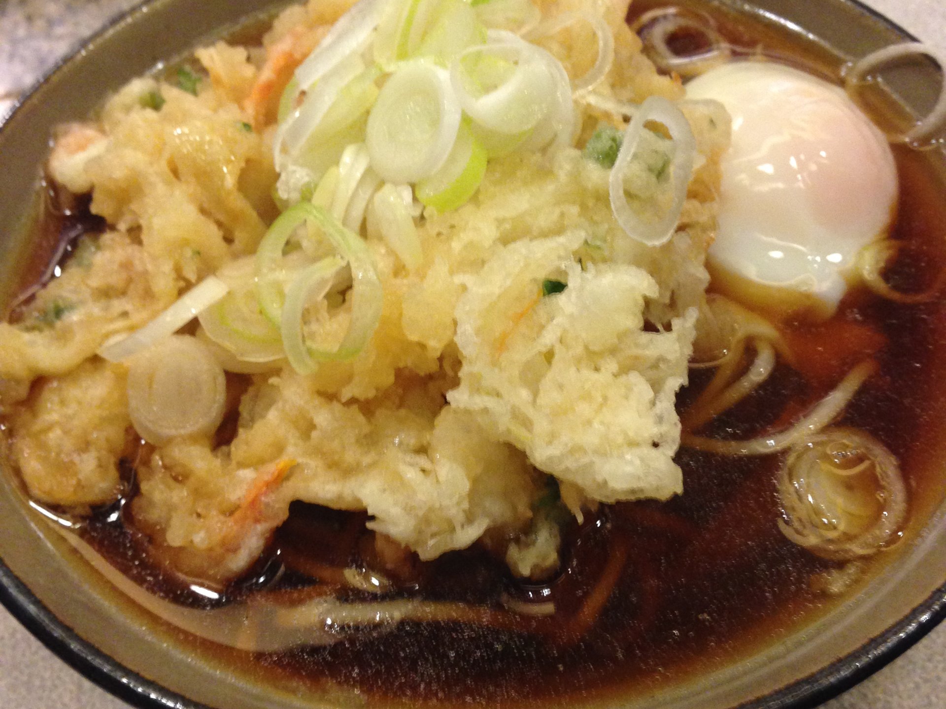 【歌舞伎町での飲み会が終わったら】安いうまい！食べログそば部門第3位！かめやの天たまそばを食べる！