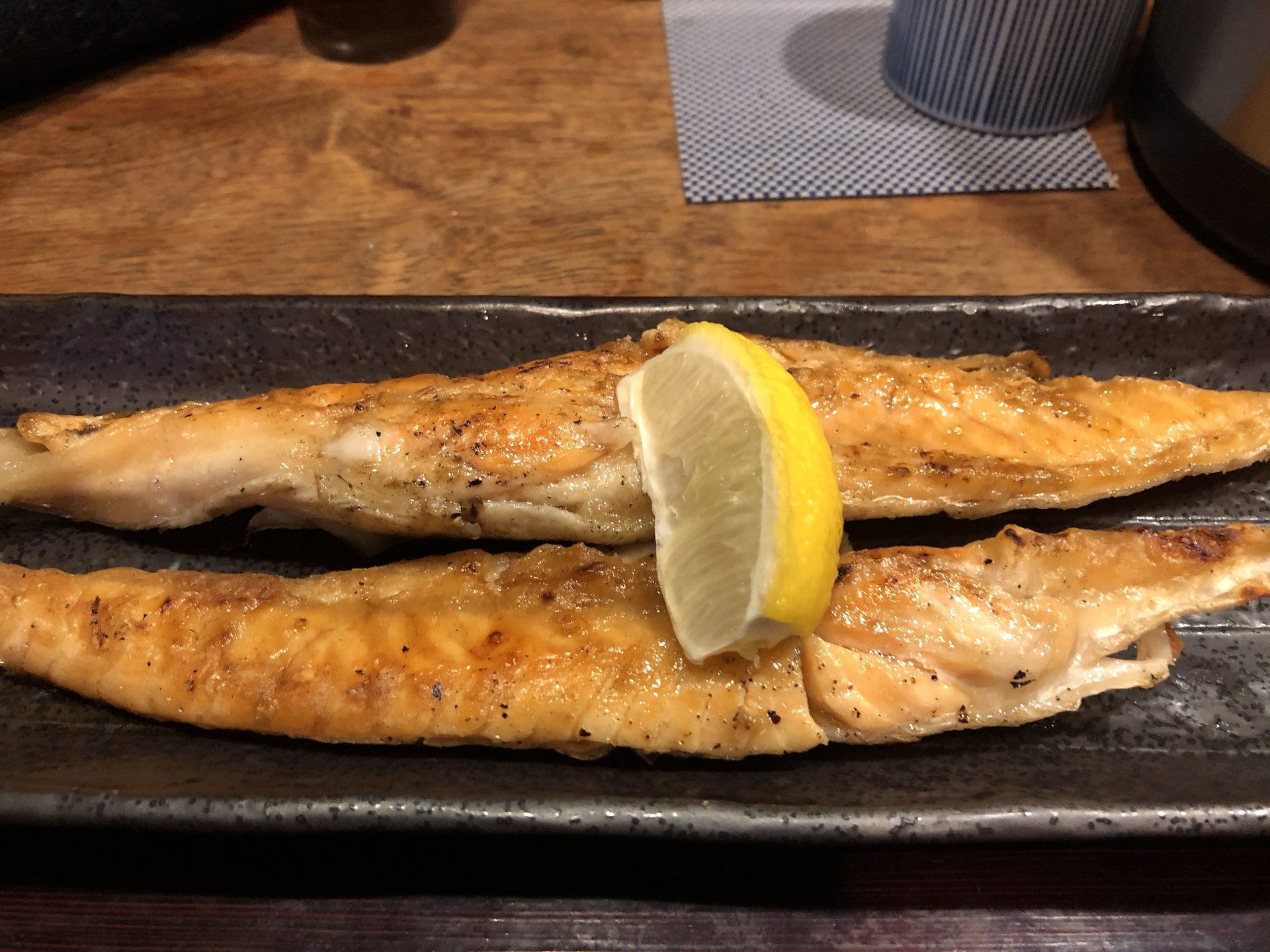 脂たっぷりの旨味サーモンハラスを堪能！西新宿のこがね屋でコスパ重視の定食ランチはいかが！？
