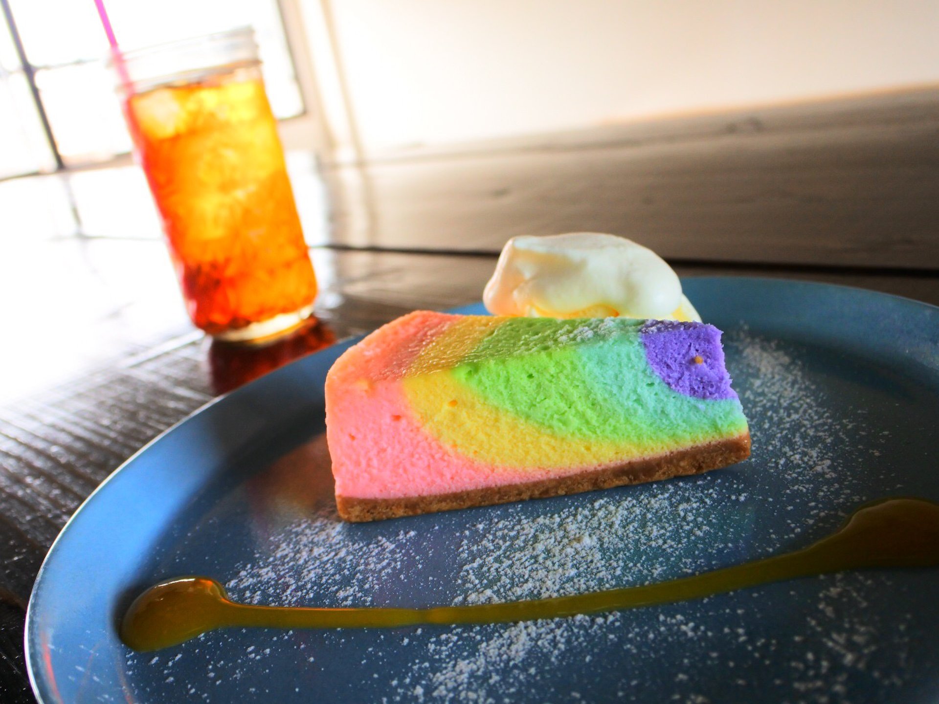 「幸運を運ぶ虹色のチーズケーキ！？」大阪にある倉庫のような隠れ家カフェで見つけたお店♡