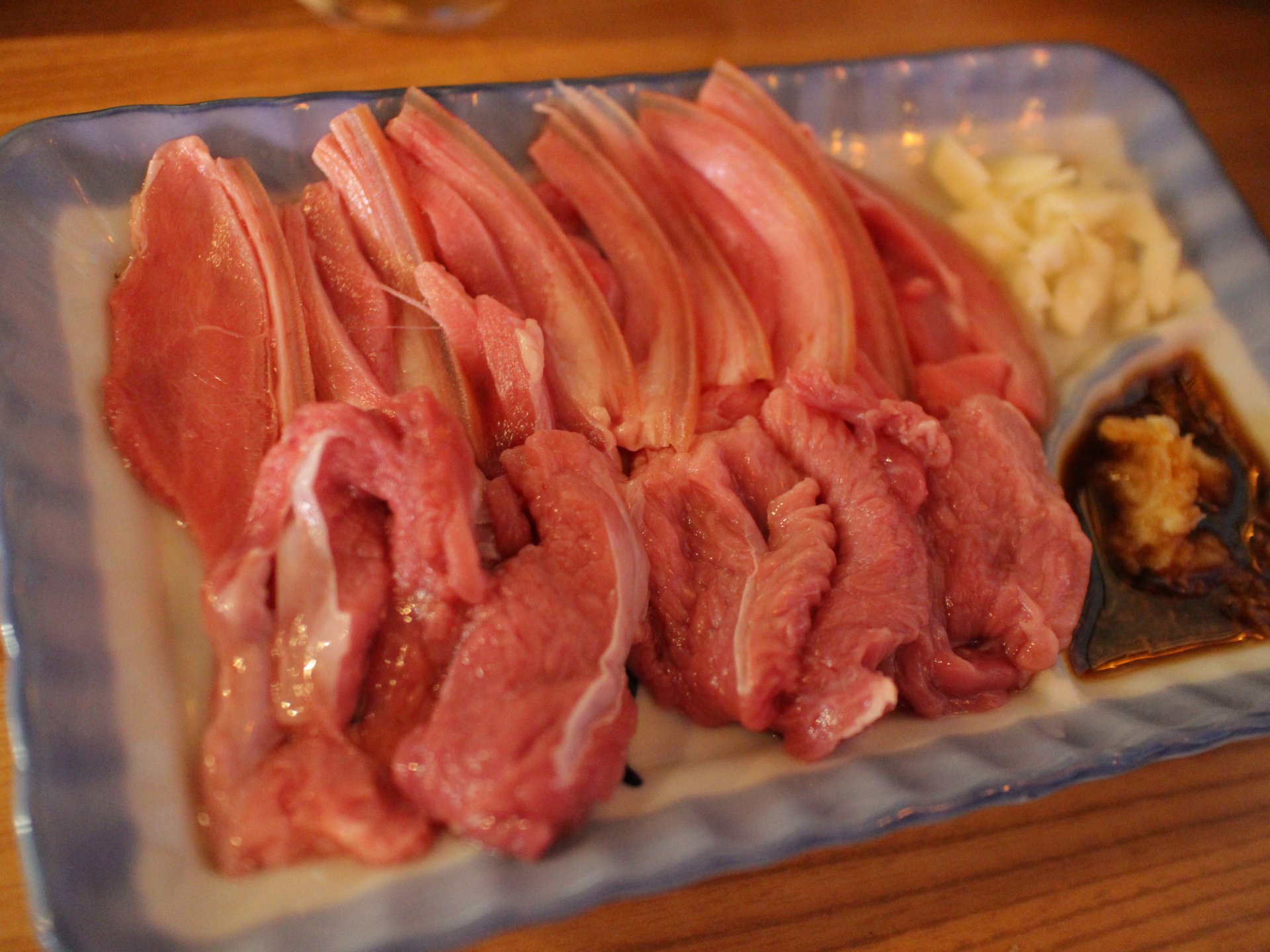 【沖縄・那覇】沖縄に来たらぜひ食べたい！　山羊料専門店さかえの珍味「ヤギの刺身」