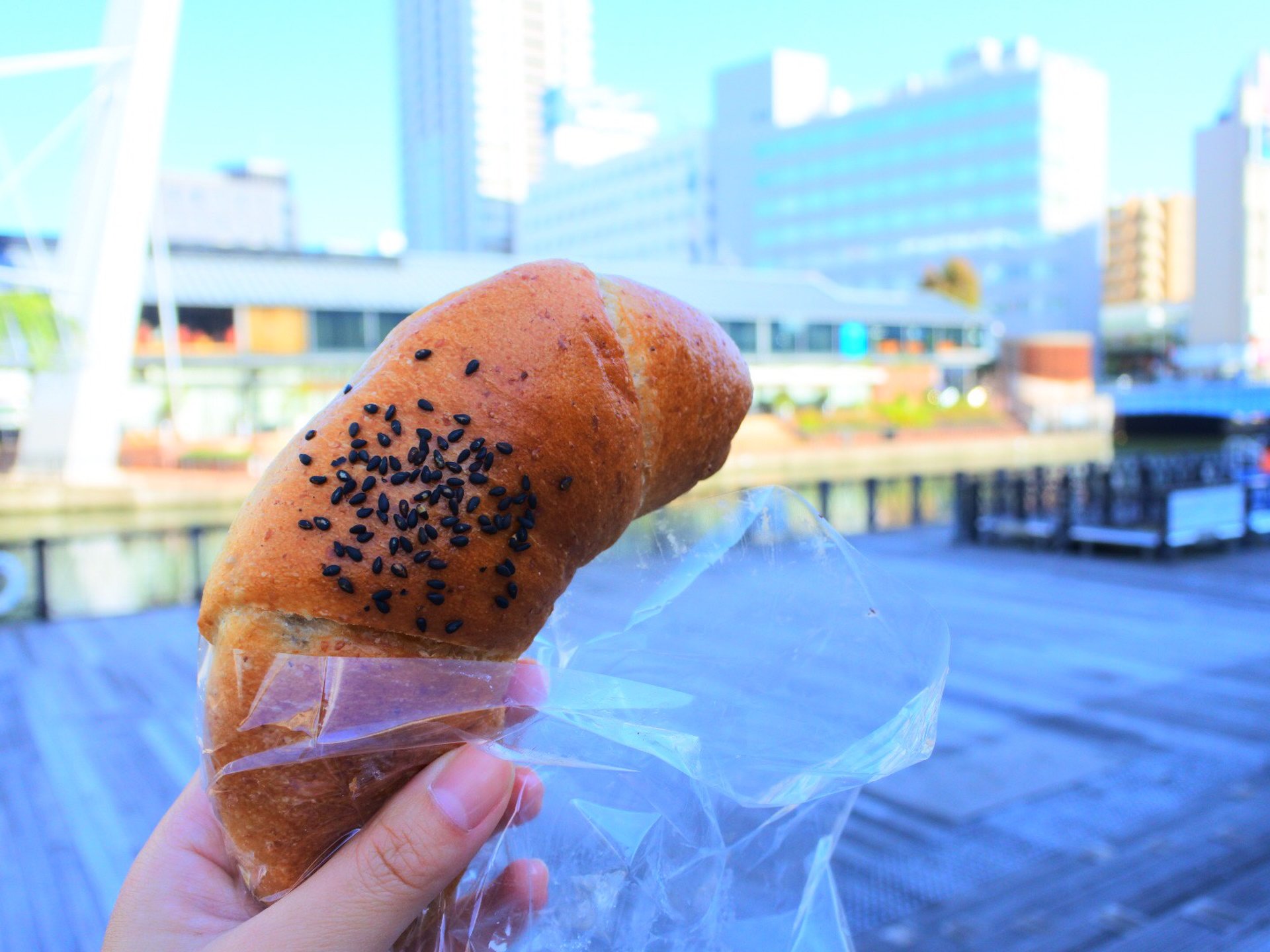 おはよう難波。大阪在住の私が実践する人気No.1のパンを買ってリバーサイドでまったり朝活プラン