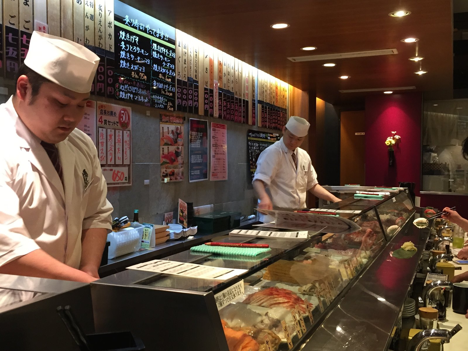 渋谷の魚がし日本一 立ち食い寿司のクオリティーが高すぎる 店内もオシャレでデートにもオススメ Playlife プレイライフ
